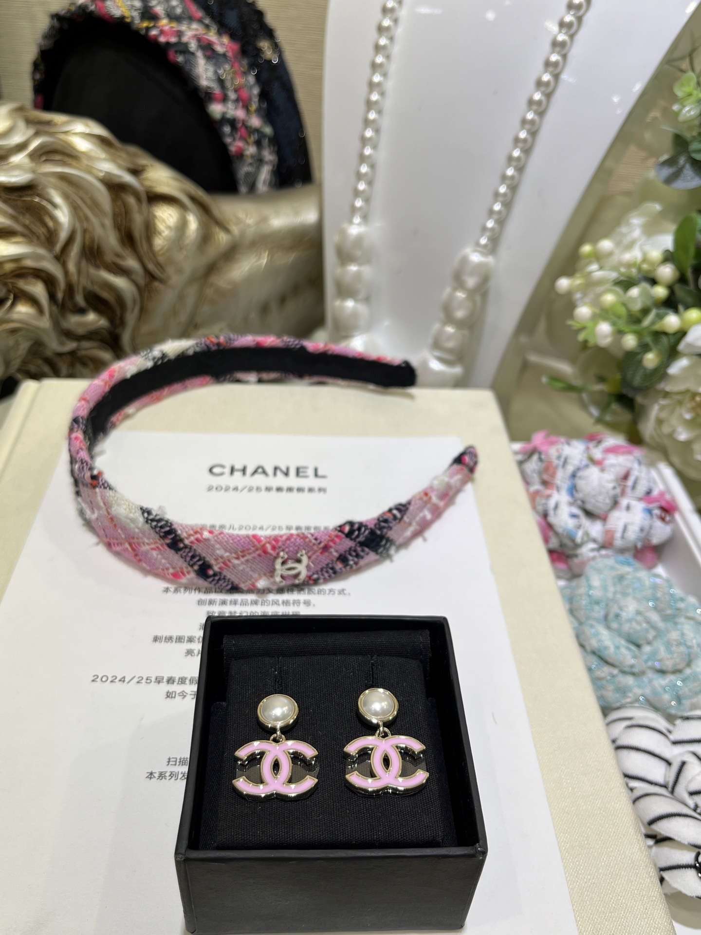 NO:632084,88180. Today’s new product is in pink gold color. 25 new pink enamel gold edge double C pendant pearl earrings. The pink gold color is very rich and rich. You will not regret it if you choose it blindly. It is perfect for concave shape photography. The same brass material as yb, enamel craftsmanship, customized pearls, top version, Cartier high-end jewelry1986090988180.今日新品粉金配色 25新款粉色珐琅金边双C吊坠珍珠耳钉 粉金配色就很有富家千金气质 盲选都不会后悔超适合凹造型拍照 yb一样黄铜材质,珐琅工艺,定制珍珠 顶级版本,,卡迪亚高端饰品,Jewelry