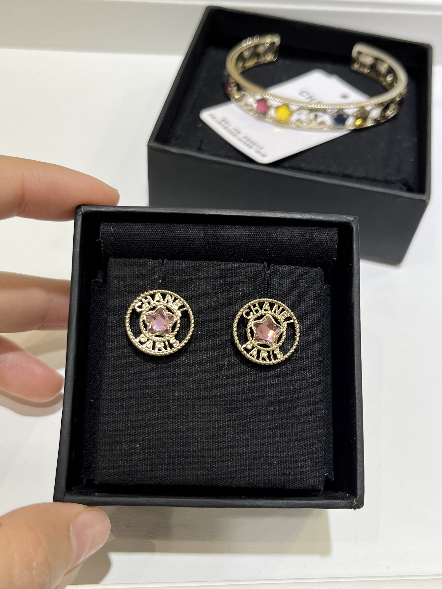 NO:632091,88160, Today’s new earrings 25 new pink crystal stars with gold letters hollow round earrings. The pink stars have the feel of American sweetheart Barbie. They look unexpectedly good when worn on the ears. They are noble and girly. They are full of vitality and spring and summer atmosphere. This season’s highly recommended model. YB consistent brass material. Customized crystal. Top version, Cardia high-end jewelry.1986090988160,今日新品耳钉 25新款粉色水晶星星金色字母镂空圆形耳钉 粉色星星很有美式甜心芭比的感觉 佩戴上耳意外的好看 贵气又少女 活力满满充满春夏氛围感 本季强推款 yb一致黄铜材质 定制水晶 顶级版本,,卡迪亚高端饰品,Jewelry