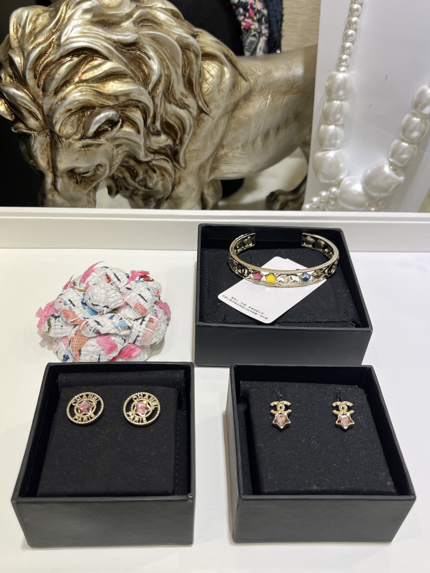 NO:632110,88150. Today’s new earrings 25 new pink crystal stars gold double C earrings mini small earrings are perfect for daily commuting. The pink stars have the feeling of American sweetheart Barbie. They look unexpectedly good when worn on the ears. They are noble and girly. YB consistent brass material. Customized crystal. Earrings with packaging box. Top version, Cardia high-end jewelry.1986090988150.今日新品耳钉 25新款粉色水晶星星金色双C耳钉 mini小耳钉日常通勤太好搭配啦 粉色星星很有美式甜心芭比的感觉 佩戴上耳意外的好看 贵气又少女 yb一致黄铜材质 定制水晶 耳钉带包装盒 顶级版本,,卡迪亚高端饰品,Jewelry