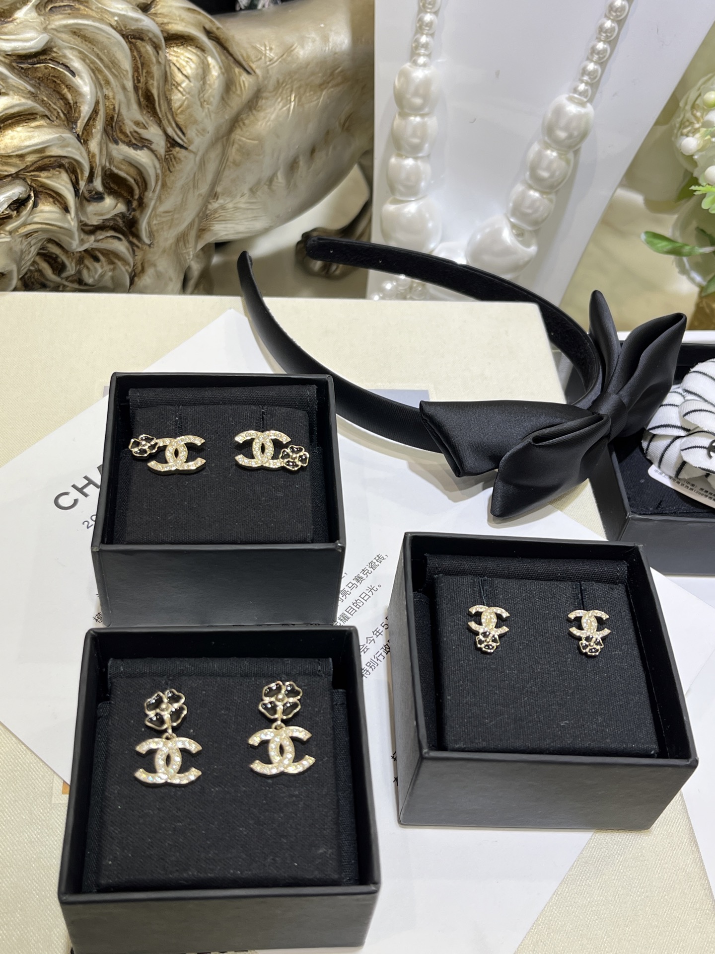 NO:632088,88170 Today's top version of new products 25 new black enamel mini four-leaf clover full diamond double C pendant stud earrings Gold full diamond double C pendant clover combination Super cute and suitable for daily wear Small size is not picky Brass material like yb Swarovski diamonds Enamel crafts Basic ear studs and earrings with picture packaging, earrings, Cardia high-end jewelry1986090988170 今日新品顶级版本 25新款黑色珐琅mini四叶草满钻双C吊坠耳钉 金色满钻双C吊坠幸运草的搭配 超级可爱很适合日常佩戴 小尺寸不挑人 yb一样黄铜材质 施华洛钻 珐琅工艺 基础款耳钉耳环带图片包装,,earrings,卡迪亚高端饰品,Jewelry