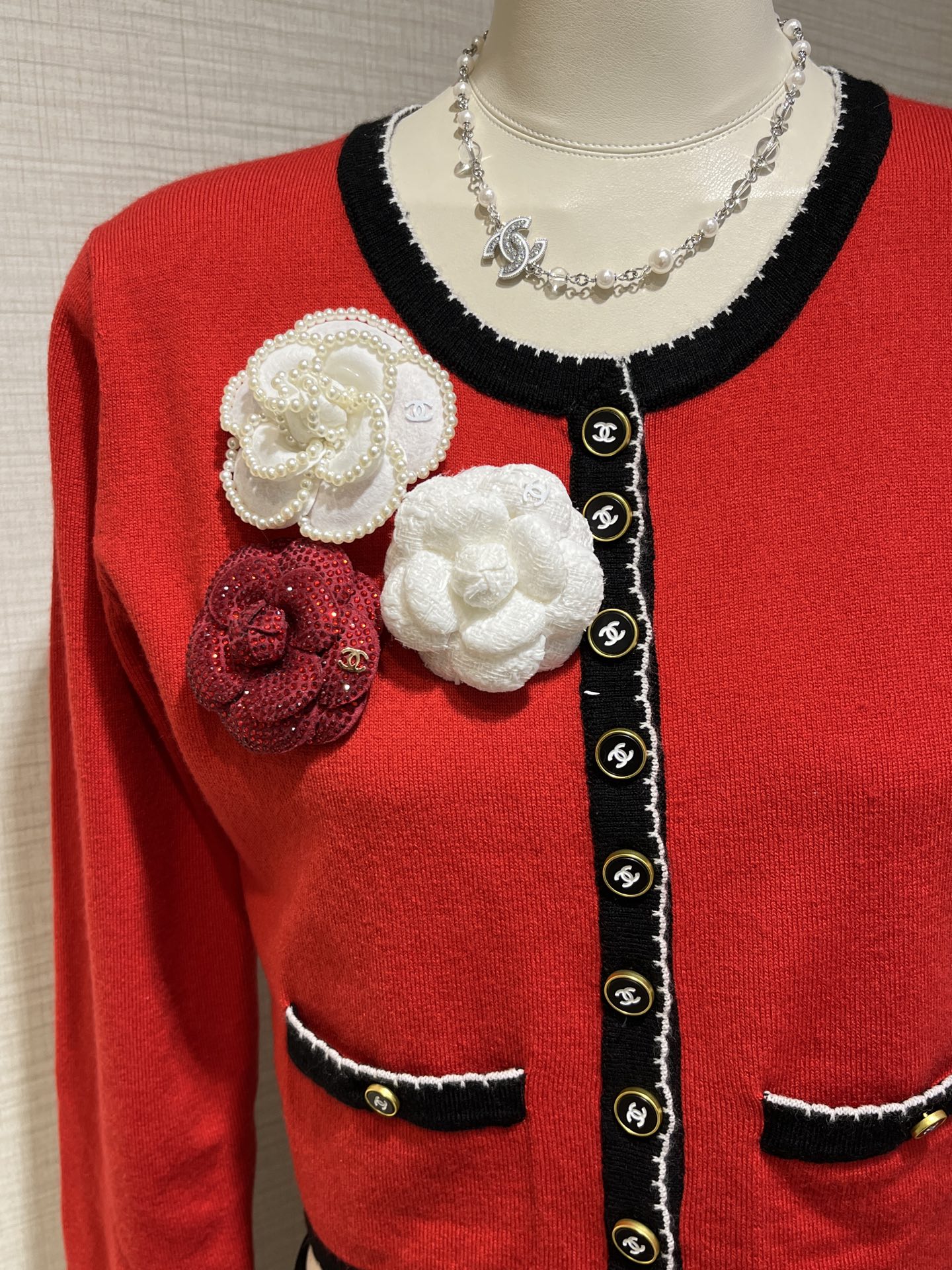 NO:632105,Mix and match fashionable and advanced matching. Spring sweaters are matched with flowers, which is very suitable~,,sweaters,Cardia high-end accessories19860909混搭时髦精进阶搭配 春天毛衣搭配花花,超合适～,,sweaters,卡迪亚高端饰品,Jewelry