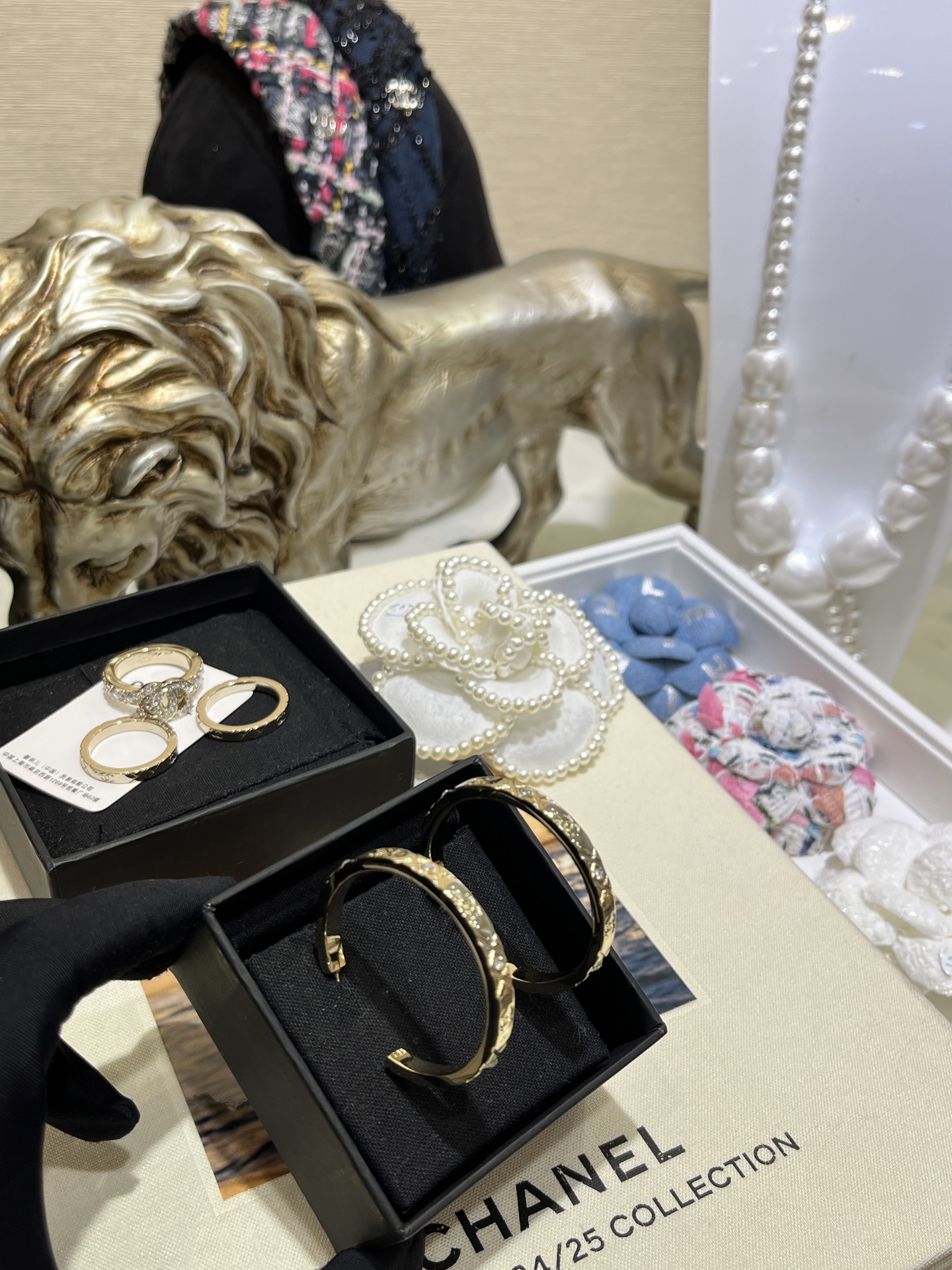 NO:633458,88180. Classic earrings arrived today. 25 new gold double C diamond pattern hoop earrings. Classic metal diamond pattern hoops. Simple and very textured. It has the temperament of the Coco Crush jewelry series. And this kind of large earrings very flatters the face shape!  Must buy Z version customized, consistent brass material, Swarovski diamonds, earrings, Cartier high-end jewelry1986090988180.今日到货经典耳圈 25新款金色双C菱格纹圆圈耳环 经典金属菱格纹圆环 简洁又很有质感 很有coco crush珠宝系列的气质 而且这种大耳圈非常修饰脸型！必买 z版定制 一致黄铜材质 施华洛钻,,earrings,卡迪亚高端饰品,Jewelry