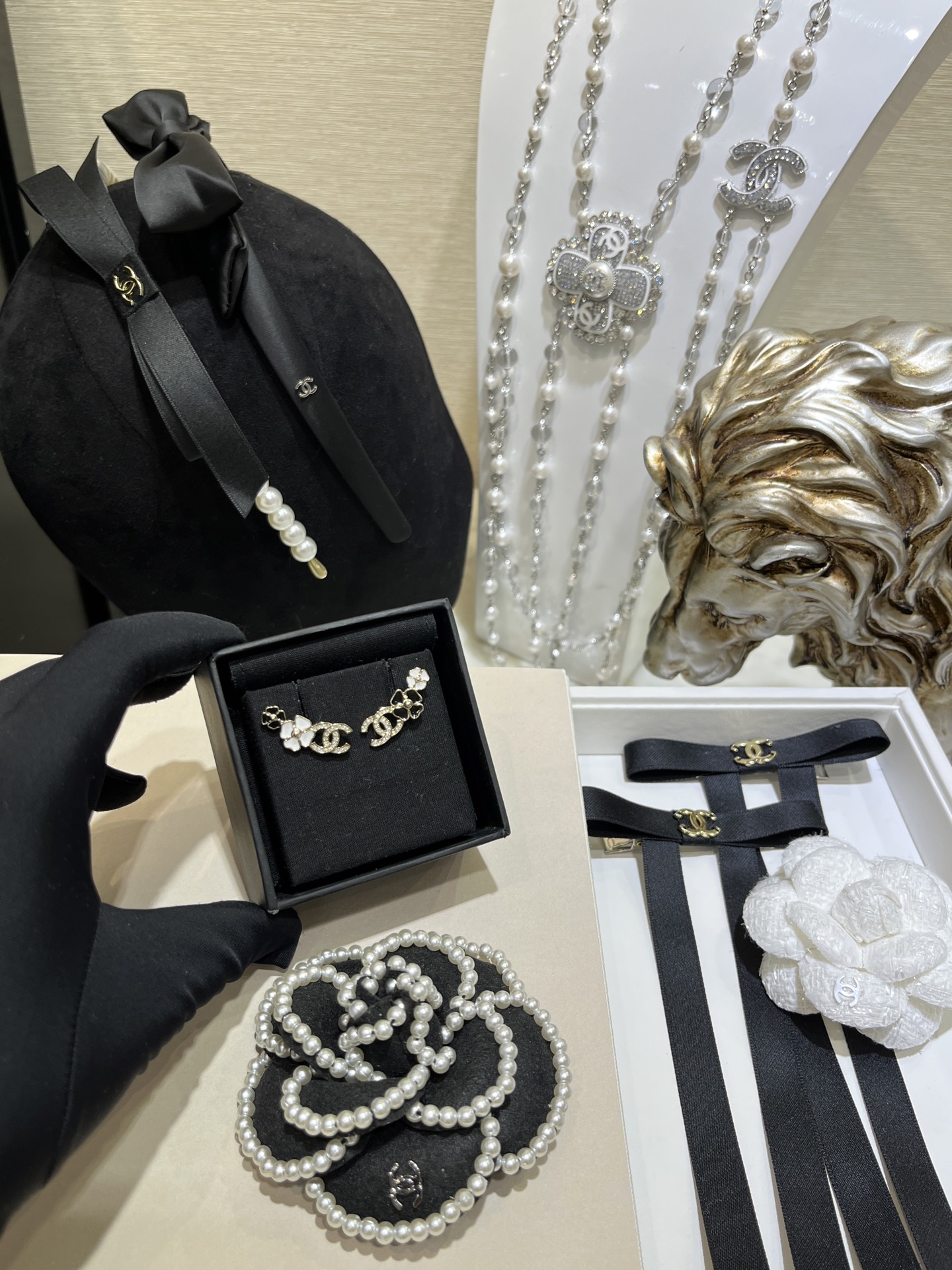 NO:635544,88180, the top version arrived today. 25 new enamel four-leaf clover full diamond double C stud earrings. Gold full diamond double C embellished with black and white clover. When worn on the ear, it just fits the curvature of the earlobe. It is elegant and cute. Brass material like yb. Enamel craftsmanship. Swarovski diamonds, Cartier high-end jewelry.1986090988180, 今日到货顶级版本 25新款珐琅四叶草满钻双C耳钉 金色满钻双C点缀黑色白色幸运草 佩戴上耳刚好贴合耳垂弧度 气质又可爱 yb一样黄铜材质 珐琅工艺 施华洛钻,,卡迪亚高端饰品,Jewelry