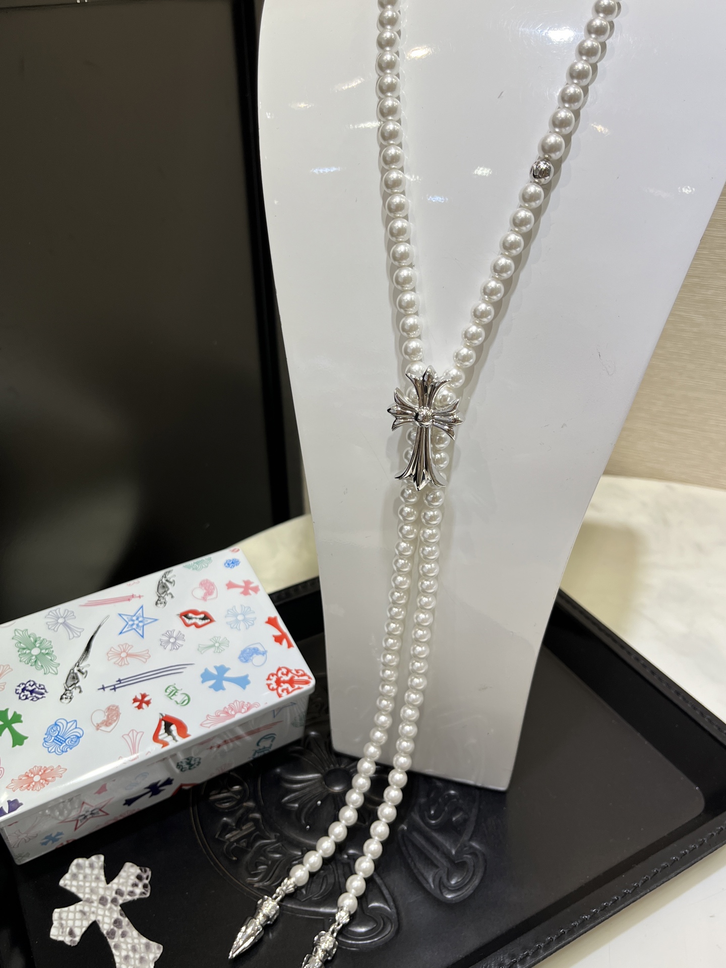 NO:635709,Necklace mikimoto Chrome Hearts co-branded white gold cross pearl necklace sweater chain. The cross buckle can be fastened at any time, and the length can be adjusted at will. Cool rock style with elegant classical beauty. Very versatile. Can be worn by both men and women. It is super hard to buy at the counter for more than 200,000 yuan. Customized pearls made of brass. The workmanship is substantial. The necklace comes with a picture of a black pearl velvet box, chrome hearts, sweaters, necklace, Cartier high-end jewelry.19860909项链 mikimoto 克罗心联名款 白金色十字架珍珠项链毛衣链 十字架扣头任意扣,长短随意调节 酷飒摇滚风又带着优雅古典美 非常百搭 男女皆可佩戴 专柜二十多万超级难买 黄铜材质定制珍珠 做工有份量 项链配图片黑色珍珠绒盒,,chrome hearts,sweaters,necklace,卡迪亚高端饰品,Jewelry