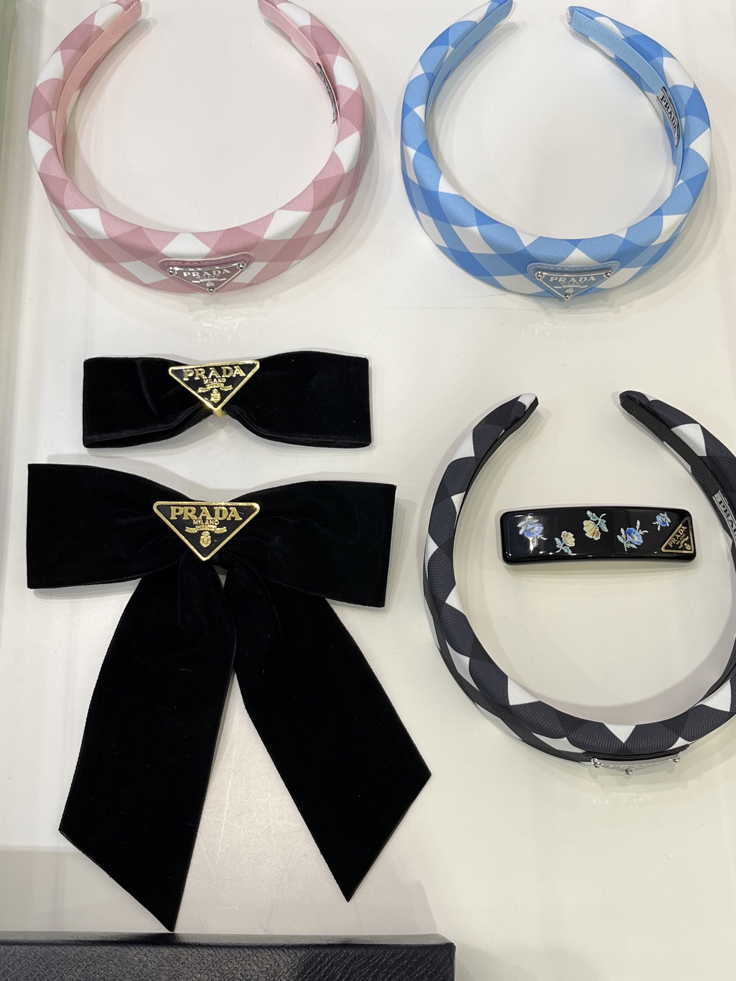 NO:632155,88180 Arrives today. New black velvet big three-dimensional bow hairpin with gold letters and triangle logo. One bow hairpin can unlock many hairstyles. Black velvet comes with high-end and elegant filters. With metal triangle logo, it is a must-buy for hot girls. The hairpin comes with picture packaging, hairpins, Cardia high-end jewelry.1986090988180 今日到货 新款黑色丝绒立体大蝴蝶结金色字母三角标发夹 一个蝴蝶结发夹就能解锁好多种发型 黑色丝绒自带高级优雅滤镜 搭配金属三角标又很辣妹必买 发夹带图片包装,,hairpins,卡迪亚高端饰品,Jewelry