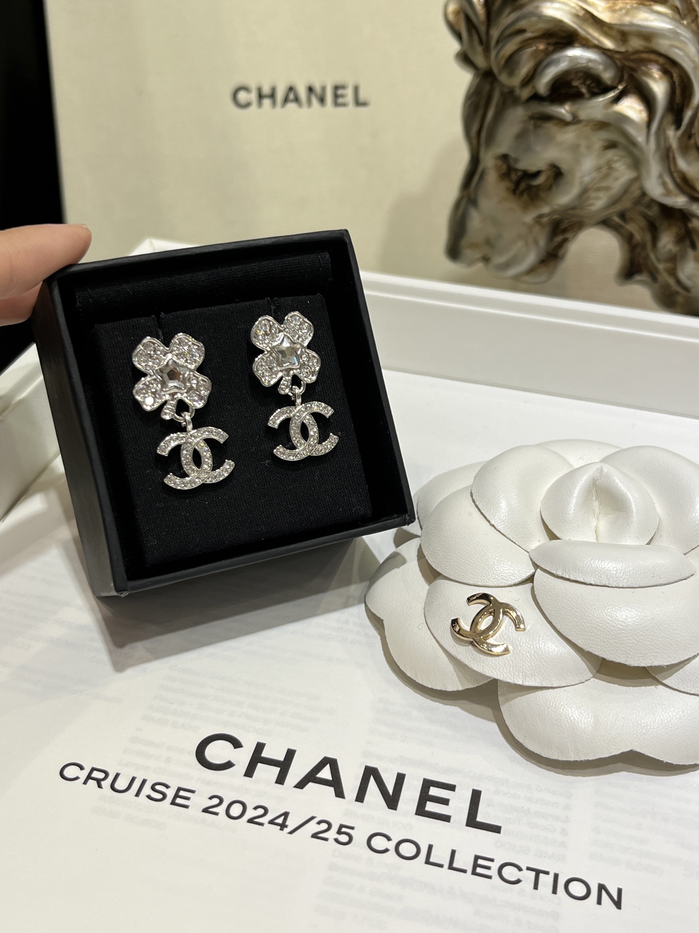 NO:633653,88180, today’s new purchase yb silver model 25 new crystal star full diamond four-leaf clover double C pendant earrings full diamond double C pendant clover crystal star super cute essential for beauties to enhance their sense of sophistication and nobility daily same yb brass material Swarovski diamond custom crystal, Cartier high-end jewelry1986090988180, 今日新品购入yb 银色款 25新款水晶星星满钻四叶草双C吊坠耳钉 满钻双C吊坠幸运草水晶星星 超级可爱 美女日常提升精致贵气感必备 yb一样黄铜材质 施华洛钻 定制水晶,,卡迪亚高端饰品,Jewelry