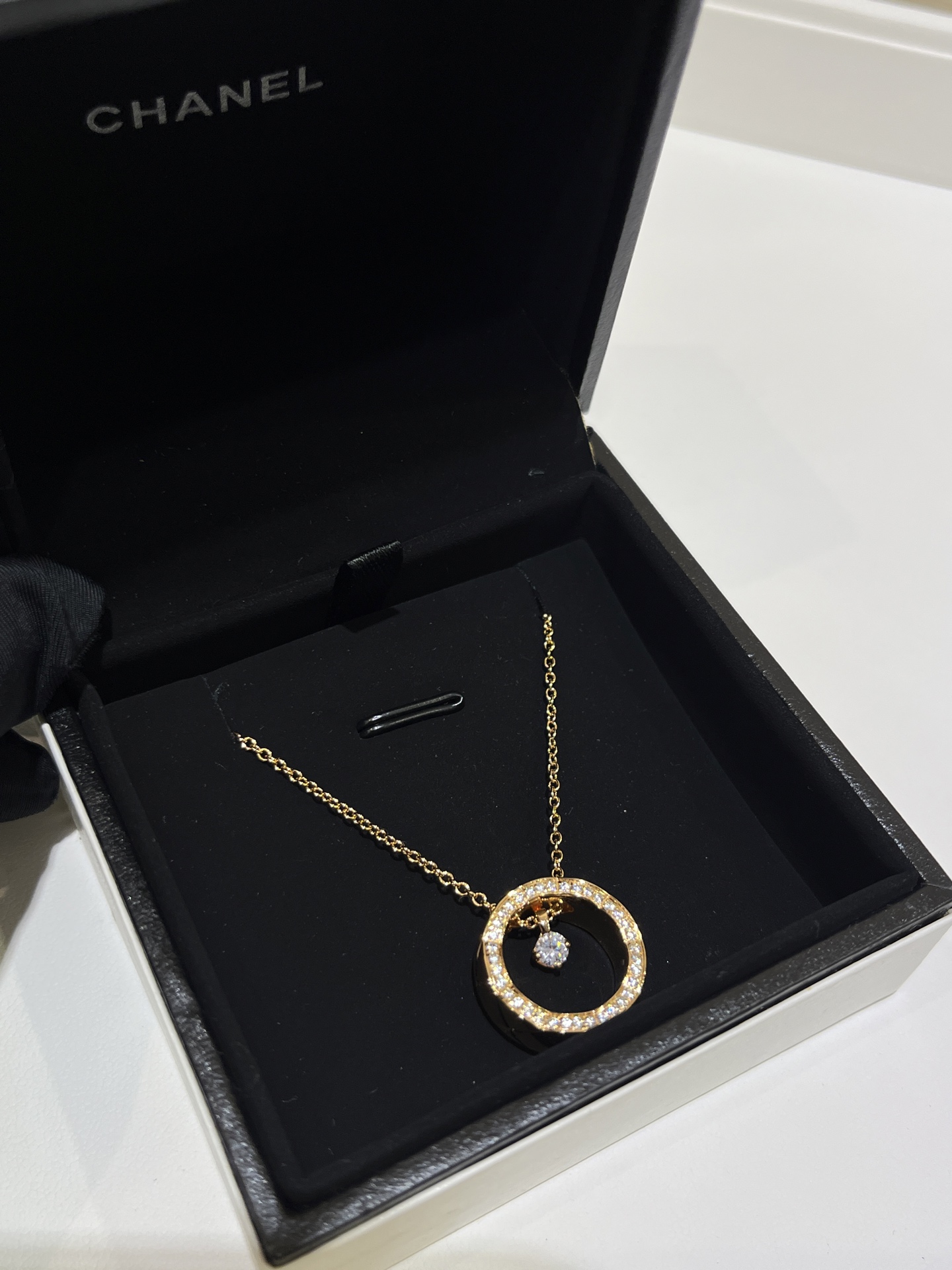 NO:633925,88220 Today’s new product is beige gold. The latest high-end jewelry series in 25 years. Coco crush diamond pattern hollow ring necklace. The classic diamond pattern is full of lines. Fashionable old money style. A diamond is suspended in the middle of the ring. Simple and design sense. z Real gold and real diamonds 8w, a very weighty one, necklace, Cartier high-end jewelry1986090988220 今日新品米金色 25年最新款高级珠宝系列 coco crush菱格纹镂空圆环带钻项链 经典菱格纹线条饱满 时髦老钱风拿捏 圆环中间悬空一颗钻 简约又有设计感 z真金真钻8w多超有份量的一款,,necklace,卡迪亚高端饰品,Jewelry