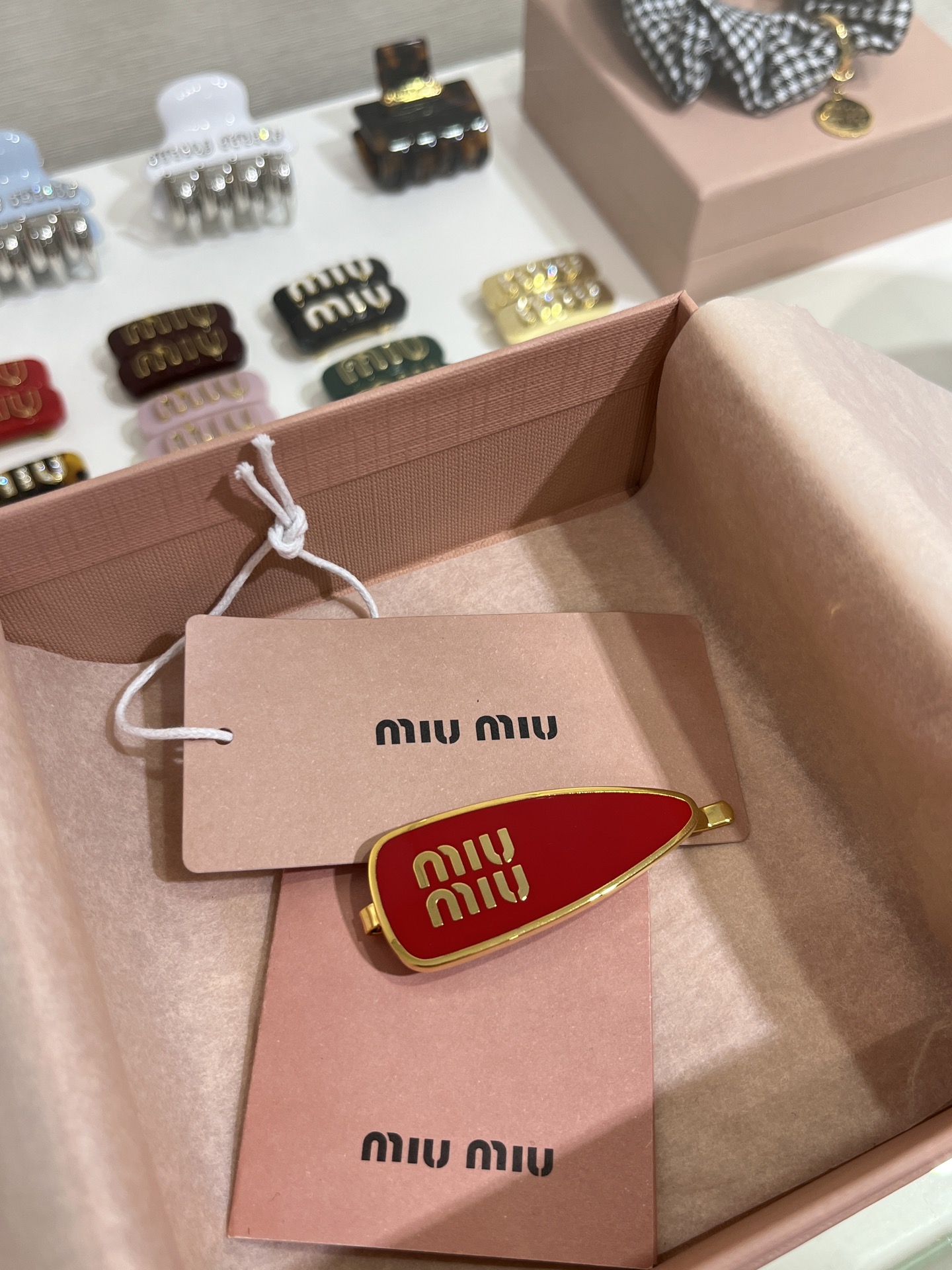 NO:632290,Single piece 88180. Purchased the top version of yb. The latest gold letter enamel bread clip. It can be used to clip bangs and broken hair. It is super practical. Exclusively purchased from yb. Customized CNC process. Polishing glue. Three colors available: red, purple and pink. Cardia high-end jewelry.19860909单只88180.购入yb 顶级版本 最新款金色字母珐琅面包一字夹 可以用来夹刘海、夹碎发,超级实用 独家购入yb定制 cnc工艺 打磨胶 三色可选红色、紫红色、粉色,,卡迪亚高端饰品,Jewelry