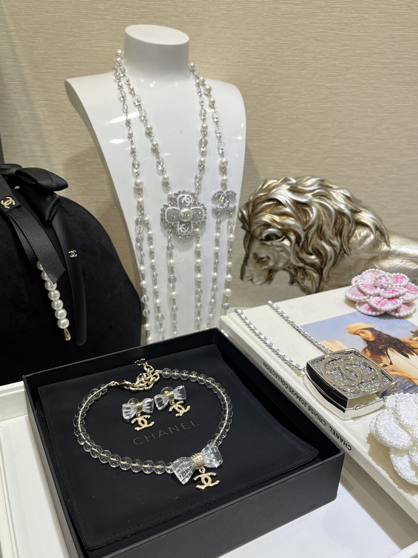 NO:635004,88220, today’s new product top version 25 new transparent acrylic bow golden double C necklace choker The transparent bow is as clear and cute as jelly. It is matched with a whole string of transparent crystal beads. It is a must-have for beauties in spring and summer. YB consistent brass material and high-end resin. Top version, necklace, Cartier high-end jewelry1986090988220,今日新品顶级版本  25新款透明亚克力蝴蝶结金色双C项链choker 透明蝴蝶结像果冻一样清透又可爱 搭配一整串的透明水晶珠子 太有氧气美女的feel啦春夏必备款 yb一致黄铜材质高级树脂 顶级版本,,necklace,卡迪亚高端饰品,Jewelry