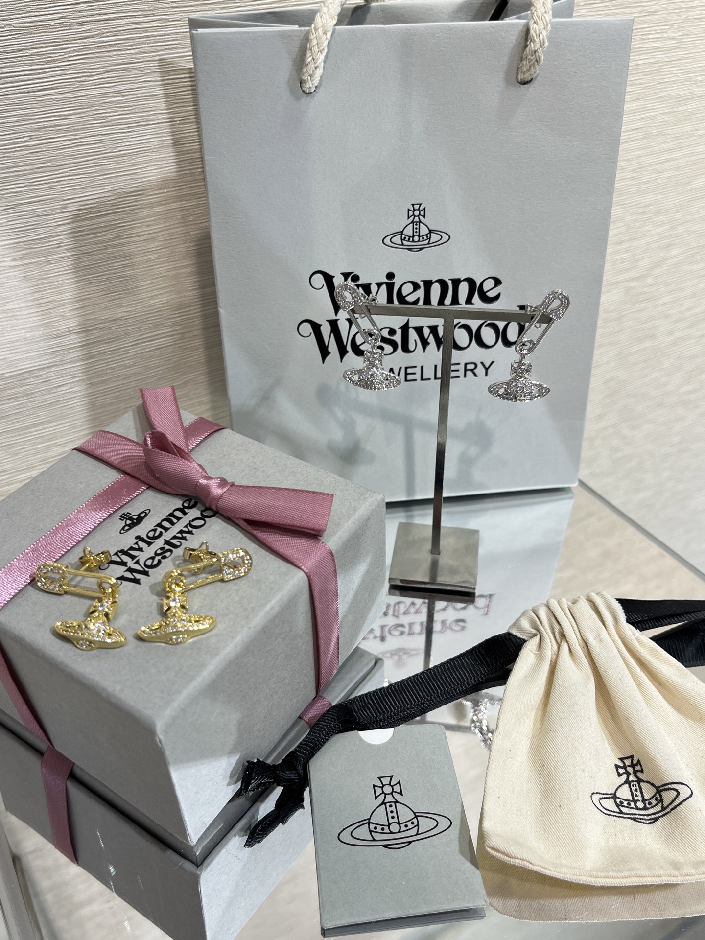 NO:632555,88180, Today’s new product is available in gold and silver. The Queen Mother’s full diamond brooch Saturn earrings. The top version is shipped. The classic brooch little Saturn. The details are so cute. Punk rock hotties have a high-end feel. It is very special to wear on the ears. The same gold-plated copper material as yb, customized crystal. Vivienne Westwood earrings, earrings, gold plating, Cartier high-end jewelry1986090988180,今日新品金色&银色可选 西太后满钻别针土星耳环 顶级版本出货 经典款别针小土星 细节太可爱啦 朋克摇滚辣妹高级感 佩戴上耳很特别 yb一样铜镀金材质,定制水晶 VivienneWestwood耳钉,,earrings,gold plating,卡迪亚高端饰品,Jewelry