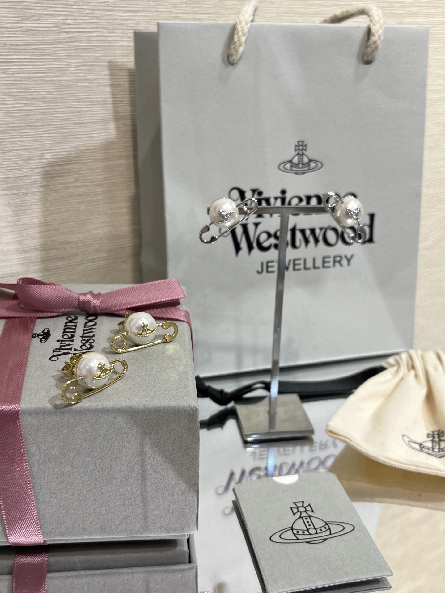 NO:632557,88180, Today's new product is available in gold and silver. Queen Mother Saturn Pearl Pin Earrings. The top version is shipped. The small pin shape is cute and playful. It is full of girly hearts. It is simple and elegant for daily matching. It is suitable for commuting. The same gold-plated copper material as yb, customized pearls, Vivienne Westwood earrings, earrings, gold plating, Cartier high-end jewelry.1986090988180,今日新品金色&银色可选 西太后土星珍珠别针耳钉 顶级版本出货 小别针造型可爱俏皮 少女心满满 日常搭配简单大方 通勤佩戴很合适哦 yb一样铜镀金材质,定制珍珠 VivienneWestwood耳钉耳环,,earrings,gold plating,卡迪亚高端饰品,Jewelry