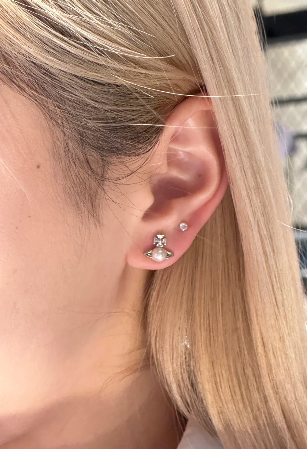 NO:632553,88160, today’s new product is available in gold and silver. Queen Mother Mini Saturn Pearl Earrings. The top version is shipped. The mini size is too cute. The details are very exquisite. If you like small size earrings, they are a must buy. They are really versatile and practical. The same gold-plated copper material as yb, customized pearls. Vivienne Westwood earrings, gold plating, Cartier high-end jewelry1986090988160,今日新品金色&银色可选 西太后mini土星珍珠耳钉 顶级版本出货 mini size也太可爱了吧 细节做得很精致 喜欢小尺寸耳钉的必买真的百搭又实用 yb一样铜镀金材质,定制珍珠 VivienneWestwood耳钉,,gold plating,卡迪亚高端饰品,Jewelry