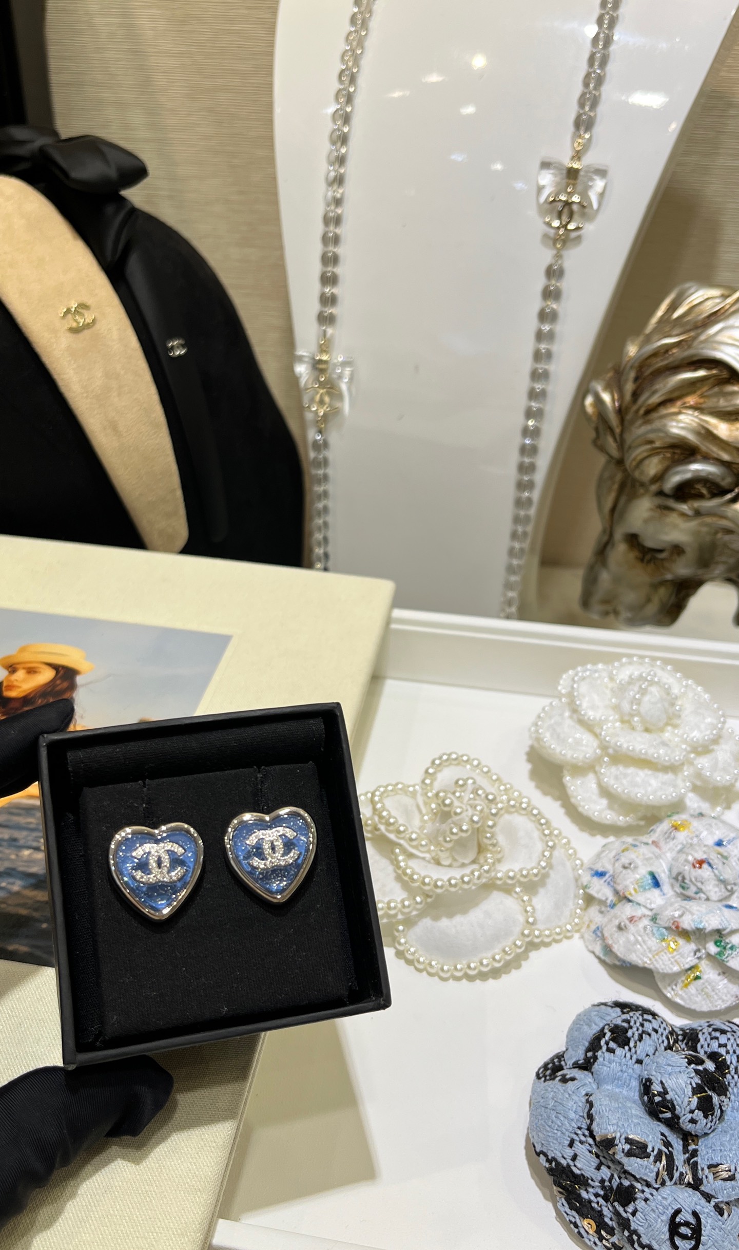 NO:635118,88180, Earrings arrived today. 25 new blue love silver diamond-filled double C earrings. There are sequins inside the resin. They look sparkling and watery. It has a summer atmosphere and is a must-have for daily commuting. The size is just right and has a sense of presence. Whoever wears it looks good. The same brass material as yb. Swarovski diamonds. Customized high-grade resin. Top version, Cardia high-end jewelry.1986090988180,今日到货耳钉 25新款蓝色爱心银色满钻双C耳钉 树脂里面有亮片 显得波光粼粼很水灵 非常有夏天的氛围日常通勤百搭必备 尺寸恰到好处的有存在感 谁戴谁好看 yb一样黄铜材质施华洛钻 定制高级树脂 顶级版本,,卡迪亚高端饰品,Jewelry