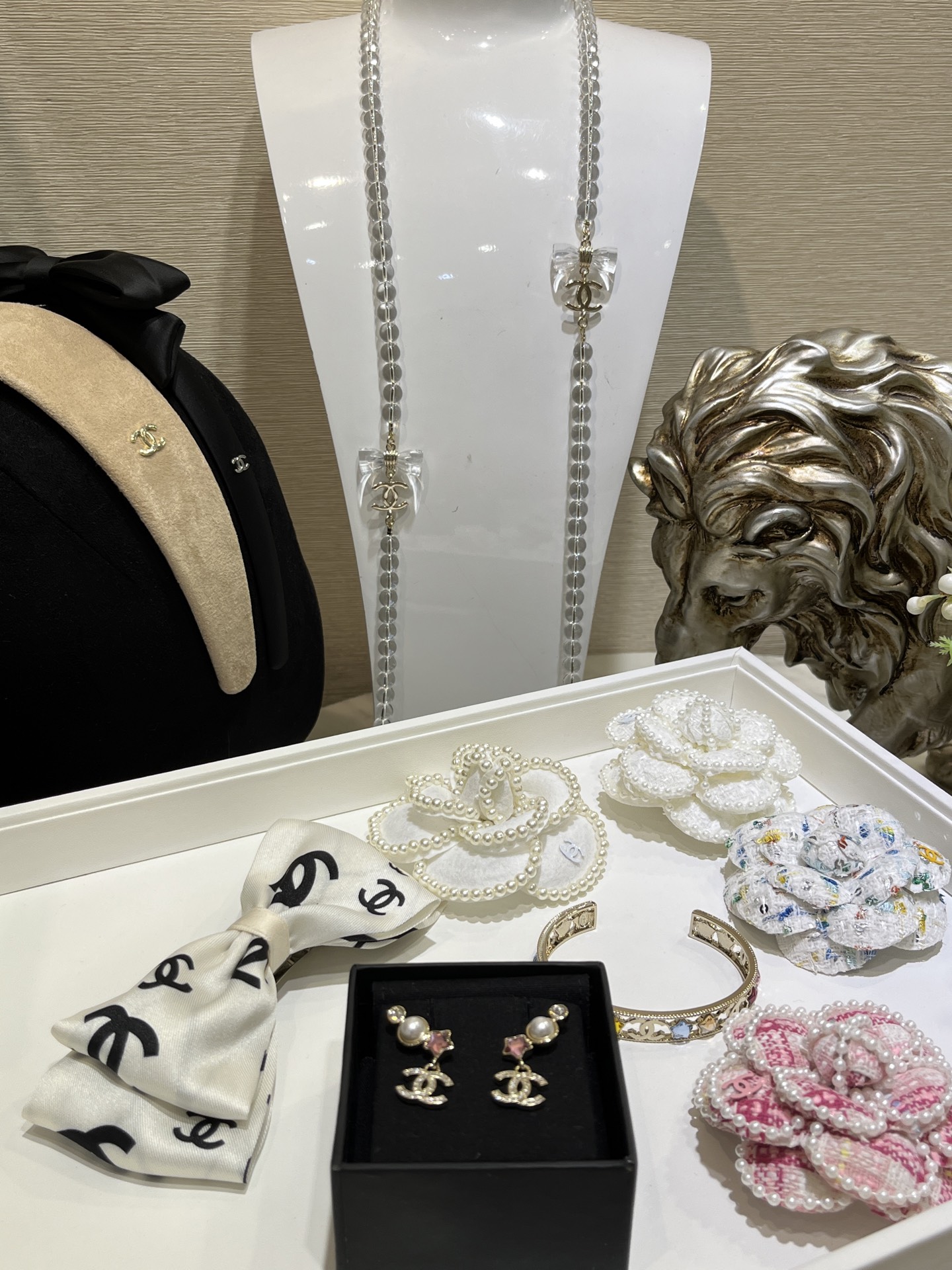 NO:359380,25P new pink crystal star pearl gold full diamond double C earrings pink stars have the feeling of American sweetheart Barbie. It is so agile with pearls and small rhinestones. It looks unexpectedly good when worn. Noble and girly, Chanel earrings, chanel, earrings1986090925P新款粉色水晶星星珍珠金色满钻双C耳环 粉色星星很有美式甜心芭比的感觉 搭配珍珠和小水钻太灵动了 佩戴上耳意外的好看 贵气又少女,香奈儿耳钉,chanel,earrings,Jewelry