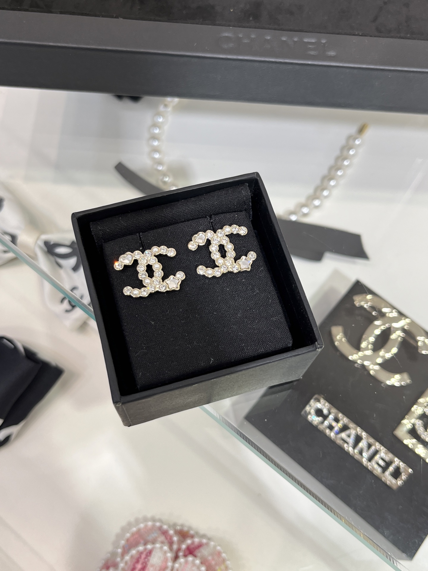 NO:359394,New light gold 25P new Star Crystal Pearl Double C stud Earrings Star Pearl Rhinestones are full of details. Although it is the basic Double C stud Earrings, the elements are rich. It has a summer atmosphere and is a must-have for daily commuting. Chanel earrings, chanel19860909新品浅金色 25P新款星星水晶拼珍珠双C耳钉 星星珍珠水钻的搭配细节满满 虽然是基础双C款耳钉 但元素很丰富 很有夏天的氛围日常通勤百搭必备,香奈儿耳钉,chanel,Jewelry