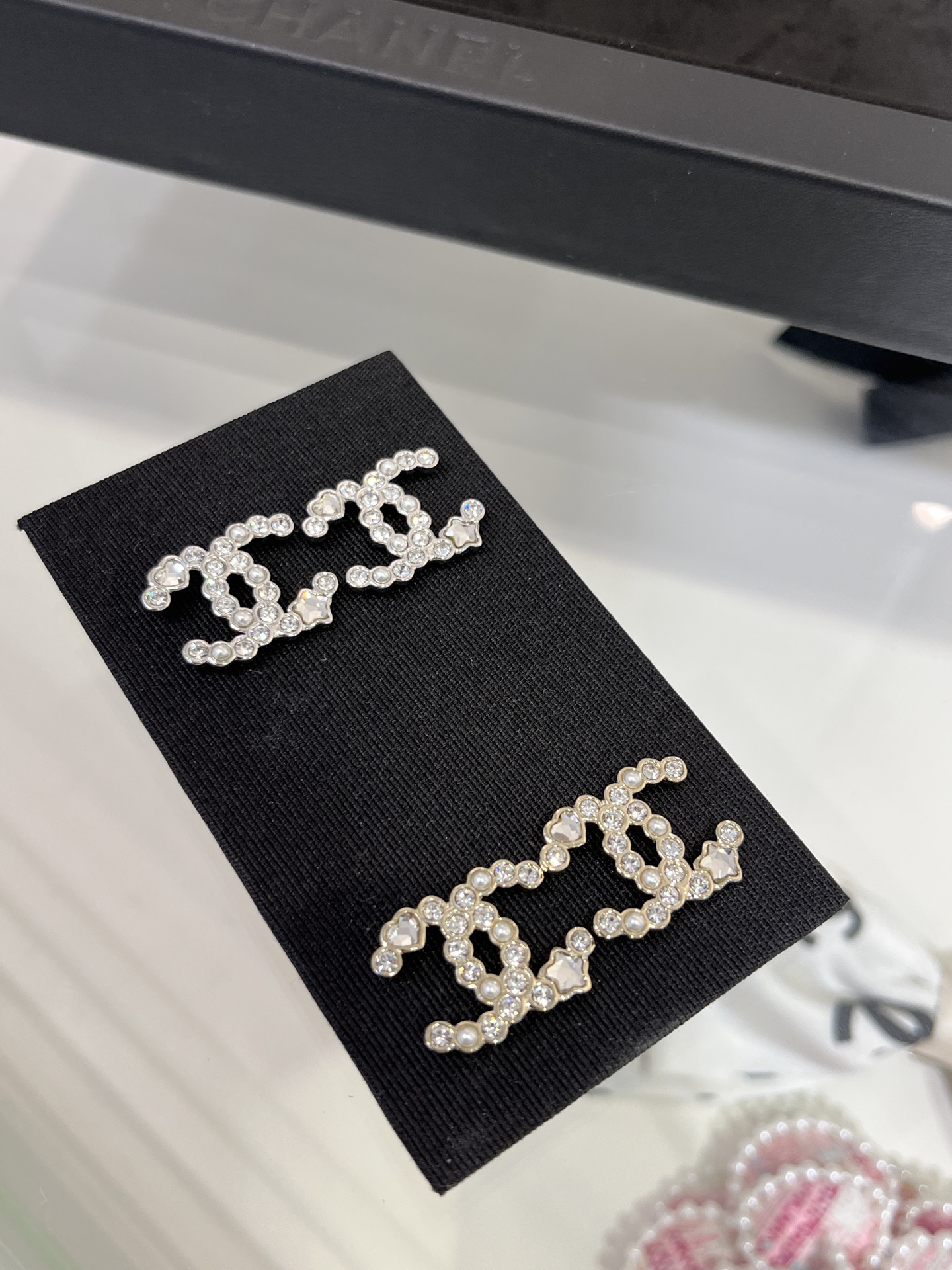 NO:359386,New silver 25P new Star Crystal Pearl Double C earrings. Star Pearl Rhinestones are full of details. Although it is the basic double C earrings, the elements are rich. It has a summer atmosphere and is a must-have for daily commuting. Chanel earrings, chanel19860909新品银色 25P新款星星水晶拼珍珠双C耳钉 星星珍珠水钻的搭配细节满满 虽然是基础双C款耳钉 但元素很丰富 很有夏天的氛围日常通勤百搭必备,香奈儿耳钉,chanel,Jewelry