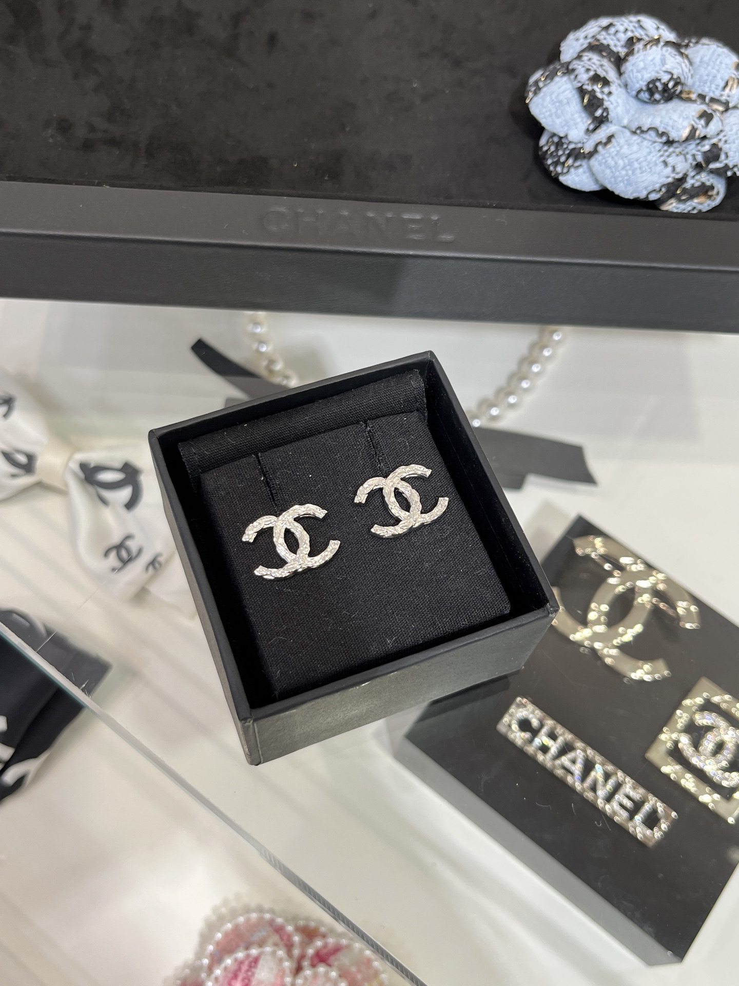 NO:632174,88168 Today’s new purchase yb 25s new silver wheat ear double C earrings. The metal wheat ear pattern double C is simple and has a great sense of design. The size is too good and very suitable for daily commuting. The same brass material. Basic style with eyes closed. The earrings come with a packaging box, Cardia high-end jewelry.1986090988168 今日新品购入yb  25s新款银色麦穗双C耳钉 金属麦穗纹路双C简单又极具设计感 尺寸太优秀了非常适合日常通勤 z一致黄铜材质 基础款式闭眼入 耳钉带包装盒,,卡迪亚高端饰品,Jewelry