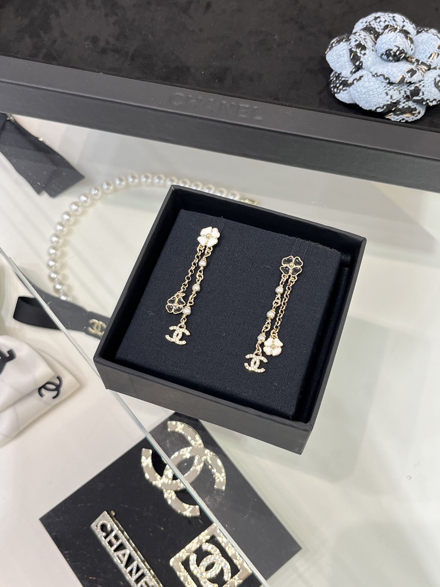 NO:632901,Today's new product, long tassel, 25 new black and white color enamel mini four-leaf clover camellia full diamond double C pendant earrings. Black and white camellia asymmetric double pendant tassel design. Wear it on the upper ear and look like a goddess. 88180,,Cardia high-end jewelry19860909今日新品长款流苏 25新款黑白配色珐琅mini四叶草山茶花满钻双C吊坠耳钉 黑白山茶花不对称双吊坠流苏设计 佩戴上耳很有女神气质 88180,,卡迪亚高端饰品,Jewelry