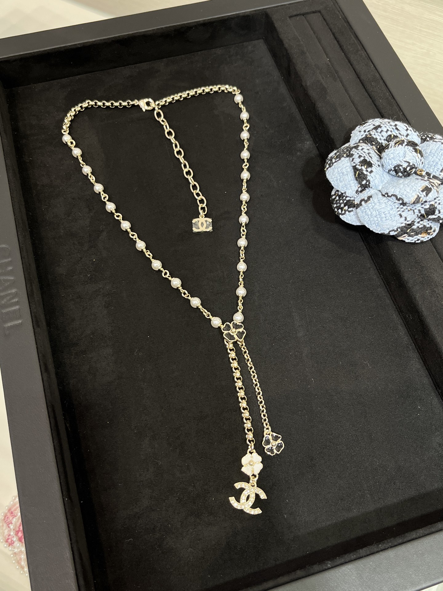 NO:359463,25P new black and white color matching enamel four-leaf clover camellia double pendant pearl necklace Camellia full diamond double C chain tassel design, rich girl atmosphere, daily wear plus points, Chanel necklace, chanel, necklace1986090925P新款黑白配色珐琅四叶草山茶花双吊坠珍珠项链 山茶花满钻双C的链条流苏设计 富家千金氛围感拿捏 日常穿搭加分项,香奈儿项链,chanel,necklace,Jewelry