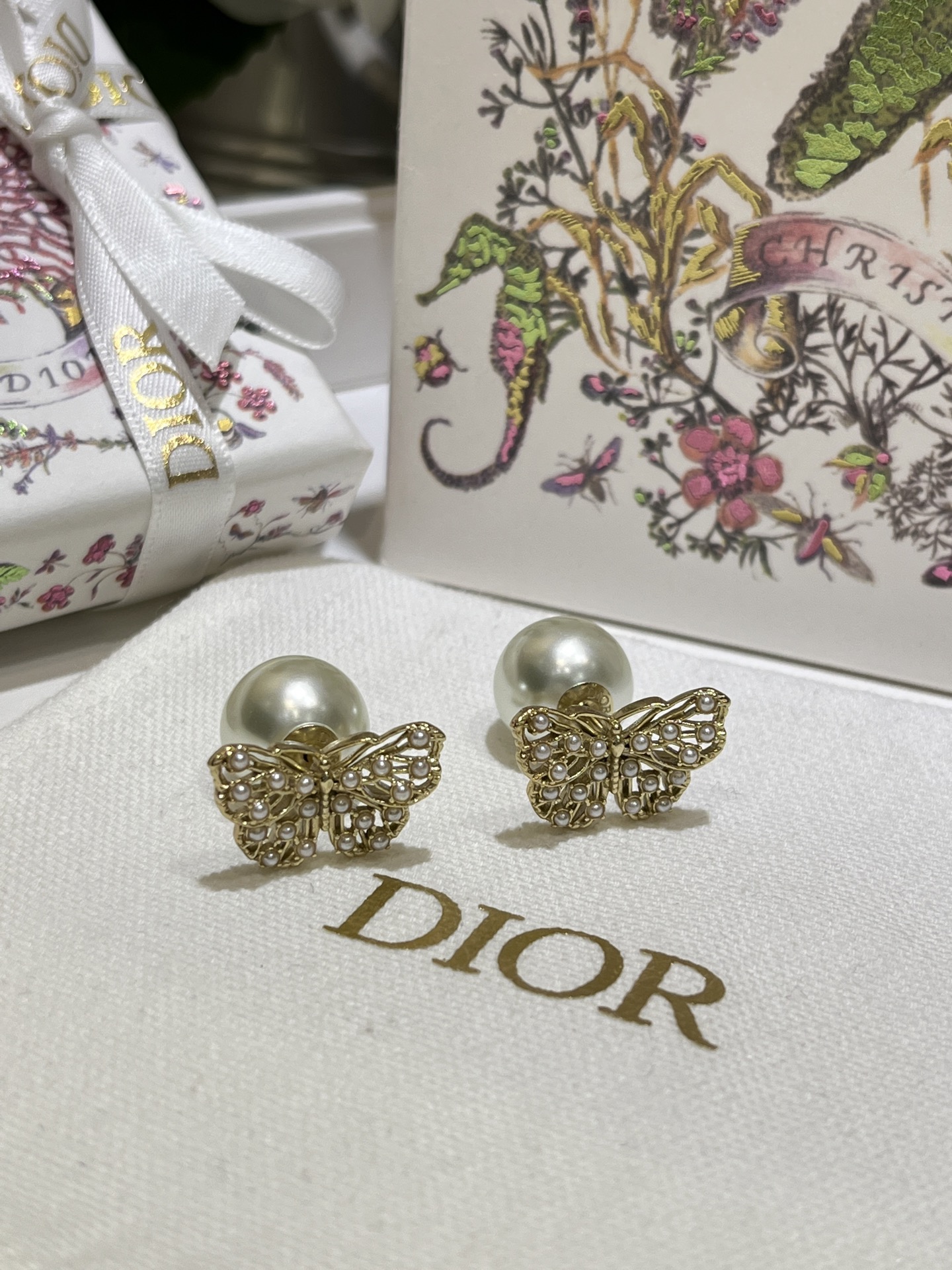 NO:632192,88180, the top version of today’s new products. New hollow millet beads and butterfly pearl earrings. Small pearls are embellished with hollow metal butterfly vein bones. Paired with large pearl ear plugs, they are so beautiful. Elegant and noble and suitable for daily life. A must-have for spring and summer. yb consistent brass material. Customized pearls, Cartier high-end jewelry.1986090988180,今日新品顶级版本  新款镂空小米珠蝴蝶珍珠耳钉 小珍珠点缀镂空金属蝴蝶脉络骨骼 搭配大珍珠耳堵美得冒泡 优雅贵气又很适合日常 春夏必备 yb一致黄铜材质 定制珍珠,,卡迪亚高端饰品,Jewelry