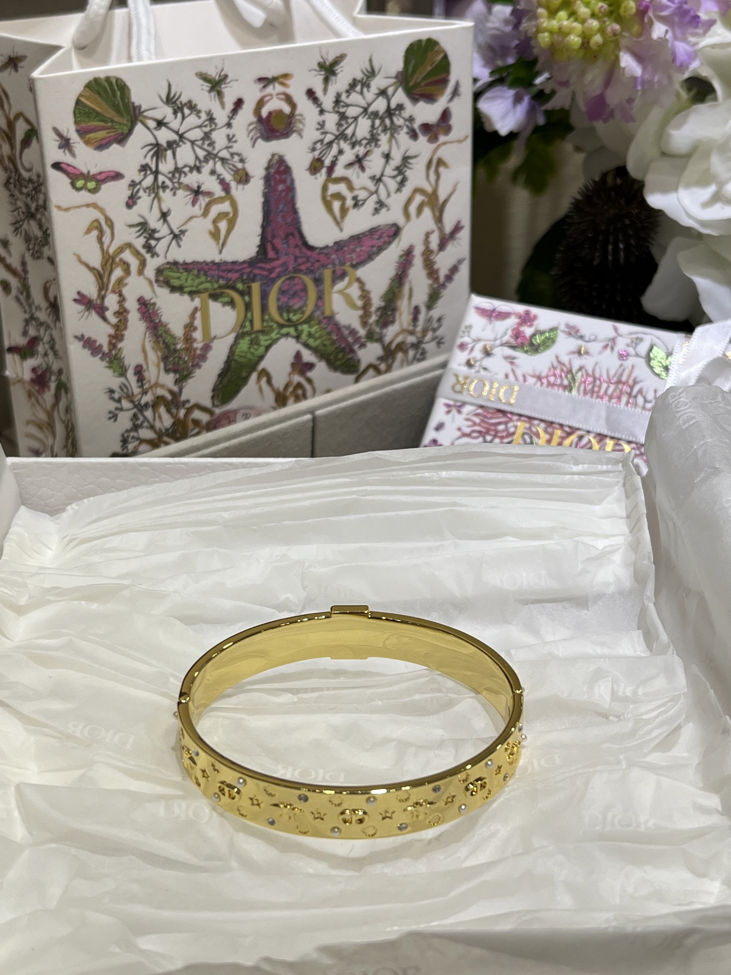 NO:632215,88180, today’s new bracelet. The latest 25-year wide gold bracelet with embossed elements. Bee, clover, star, all kinds of classic elements. The small pearls and rhinestones inlaid with stars are so exquisite. The same brass material as yb. Embossed carving process. The bracelet comes with a packaging box, bracelet, Cartier high-end jewelry.1986090988180, 今日新品手镯 25年最新款浮雕元素宽版金色手镯 蜜蜂幸运草星星各种经典元素都有 镶嵌星星点点的小珍珠小水钻太精致啦 yb一样黄铜材质 浮雕雕刻工艺 手环带包装盒,,bracelet,卡迪亚高端饰品,Jewelry