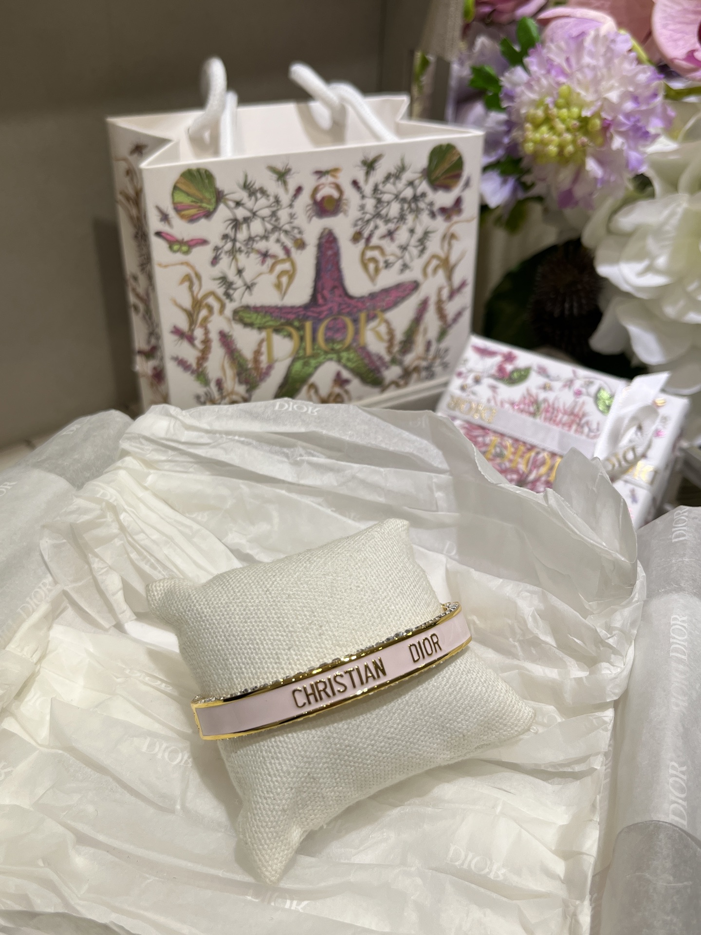 NO:632186,88260, the baby's breath bracelet arrived today. 25 years new pink enamel gold alphabet diamond bracelet. New color for spring and summer ~ tender pink like sweet macarons. Pink enamel letters on the front. Square diamonds on the side. Simple and elegant. Suitable for any occasion ~ yb consistent brass material. Enamel craft custom crystal, bracelet, Cartier high-end jewelry.1986090988260,今日到货满天星手镯 25年新款粉色珐琅金色字母排钻手镯 春夏新色～嫩粉色像甜甜的马卡龙 正面粉色珐琅字母 侧面镶嵌方钻排钻 简单又大方 什么场合都很适合～ yb一致黄铜材质 珐琅工艺定制水晶,,bracelet,卡迪亚高端饰品,Jewelry