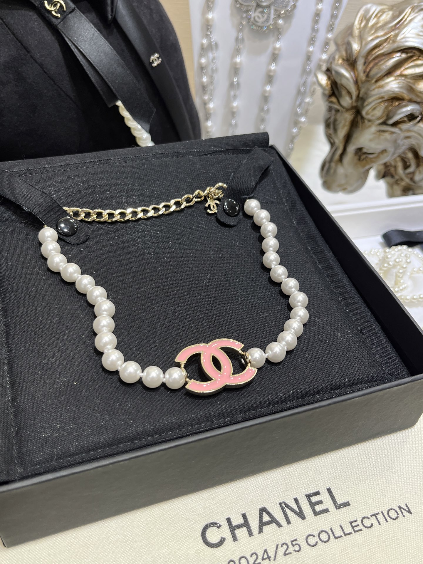 NO:633148,88260, the necklace arrived today. 25 new pink enamel double C pearl necklace choker. The pink enamel double C with gold edge has a vintage texture. It looks great on the upper body and can be worn all year round. It is made of the same brass material as yb. Enamel craftsmanship. Customized pearls, necklace, Cartier high-end jewelry.1986090988260,今日到货项链 25新款粉色珐琅双C珍珠项链choker 粉色珐琅金边双C很有vintage质感 佩戴上身巨好看一年四季百搭高级 yb一样黄铜材质 珐琅工艺 定制珍珠,,necklace,卡迪亚高端饰品,Jewelry