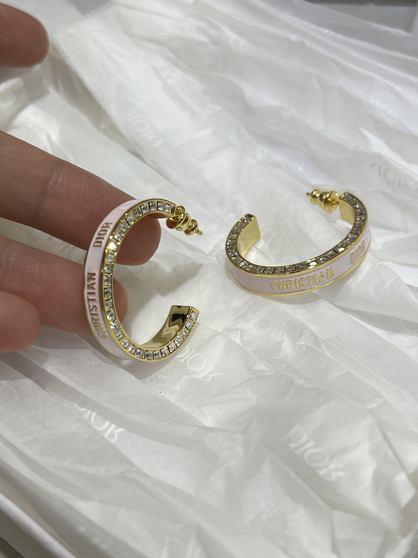 NO:632603,88220 Today’s new product purchase yb 25 years new pink enamel gold letter row diamond earrings Classic large ear hoop design Simple and elegant suitable for everyone The pink enamel color is too tender Like a sweet macaron Side inlaid square diamond row diamonds are invincible and the texture is awesome Exclusively purchased from yb customized Brass material Customized crystal, earrings, Cartier high-end jewelry1986090988220今日新品购入yb 25年新款粉色珐琅金色字母排钻耳环 经典大耳圈设计 简单大方适合每个人 粉色珐琅颜色太嫩了 像甜甜的马卡龙 侧面镶嵌方钻排钻无敌爆闪质感超赞 独家购入yb定制 黄铜材质 定制水晶,,earrings,卡迪亚高端饰品,Jewelry