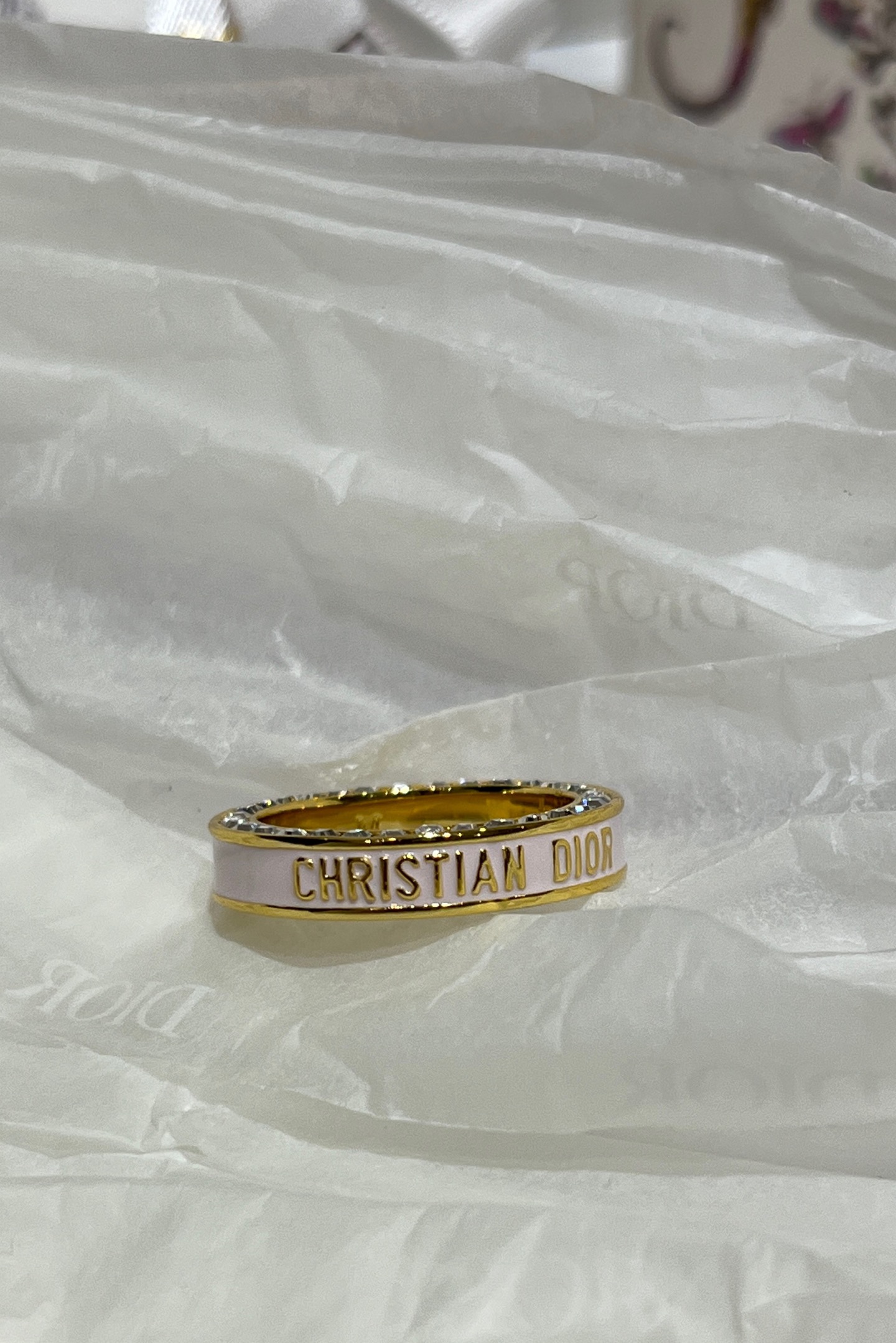 NO:635906,88180 arrived today to purchase yb's 25-year new pink enamel gold alphabet diamond ring. Pink enamel letters on the front. Square diamonds on the side. The color is so tender and gentle. It's like a sweet macaron. Simple and generous. Suitable for any occasion. Exclusive purchase from yb. Customized. Brass material. Customized crystal. Size 6-7-8. Corresponds to S/M/L. Top version, ring, Cardia high-end jewelry.1986090988180今日到货购入yb 25年新款粉色珐琅金色字母排钻戒指 正面粉色珐琅字母 侧面镶嵌方钻排钻 颜色好嫩好温柔 像甜甜的马卡龙 简单又大方 什么场合都很适合～ 独家购入yb定制 黄铜材质 定制水晶 size6-7-8码 对应S/M/L 顶级版本,,ring,卡迪亚高端饰品,Jewelry