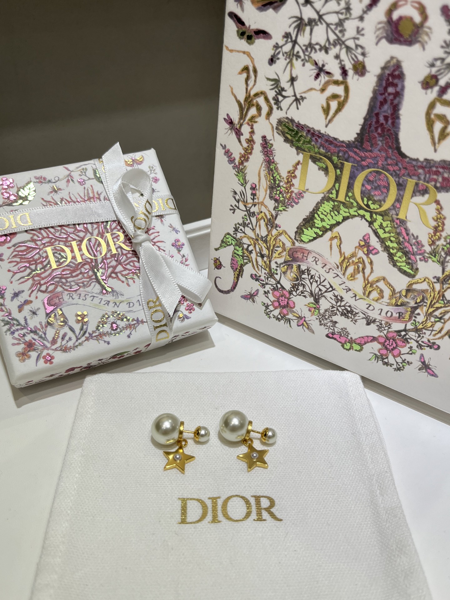 NO:632418,88160, today's new product purchase is yb's 25-year new golden star pearl double ball earrings. The five-pointed star is dotted with a millet bead in the middle. It is smart and playful. It has a girlish feeling of elegance and is very textured. Purchased from yb developed and customized. Brass material. Customized pearls. Top version, earrings, Cardia high-end jewelry.1986090988160,今日新品购入yb 25年新款金色星星珍珠双球耳环 五角星中间点缀一颗小米珠 灵动又俏皮 少女心贵气感并存实物很有质感 购入yb开发定制 黄铜材质 定制珍珠 顶级版本,,earrings,卡迪亚高端饰品,Jewelry