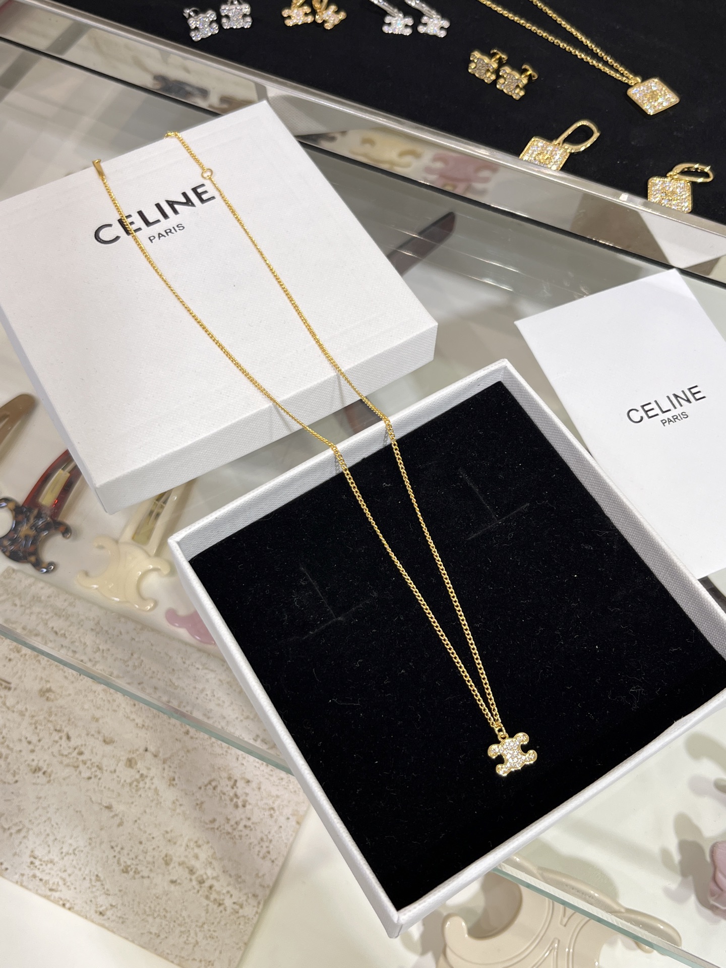 NO:634828,Necklace 88180, arrived in gold today. New full-diamond Arc de Triomphe logo gold necklace. An exquisite little cutie. Perfectly suited to my aesthetic point. Fashionable, age-reducing and elegant. Super versatile. Just buy it. Purchased from yb development and customization. Consistent brass gold plating. Top version, necklace, gold plating, Cartier high-end jewelry.19860909项链88180,今日到货金色 新款满钻凯旋门徽标金色项链 一枚精致小可爱 完全长在我的审美点上 时髦减龄又贵气 超级百搭买就对啦 购入yb开发定制 一致黄铜镀金 顶级版本,,necklace,gold plating,卡迪亚高端饰品,Jewelry