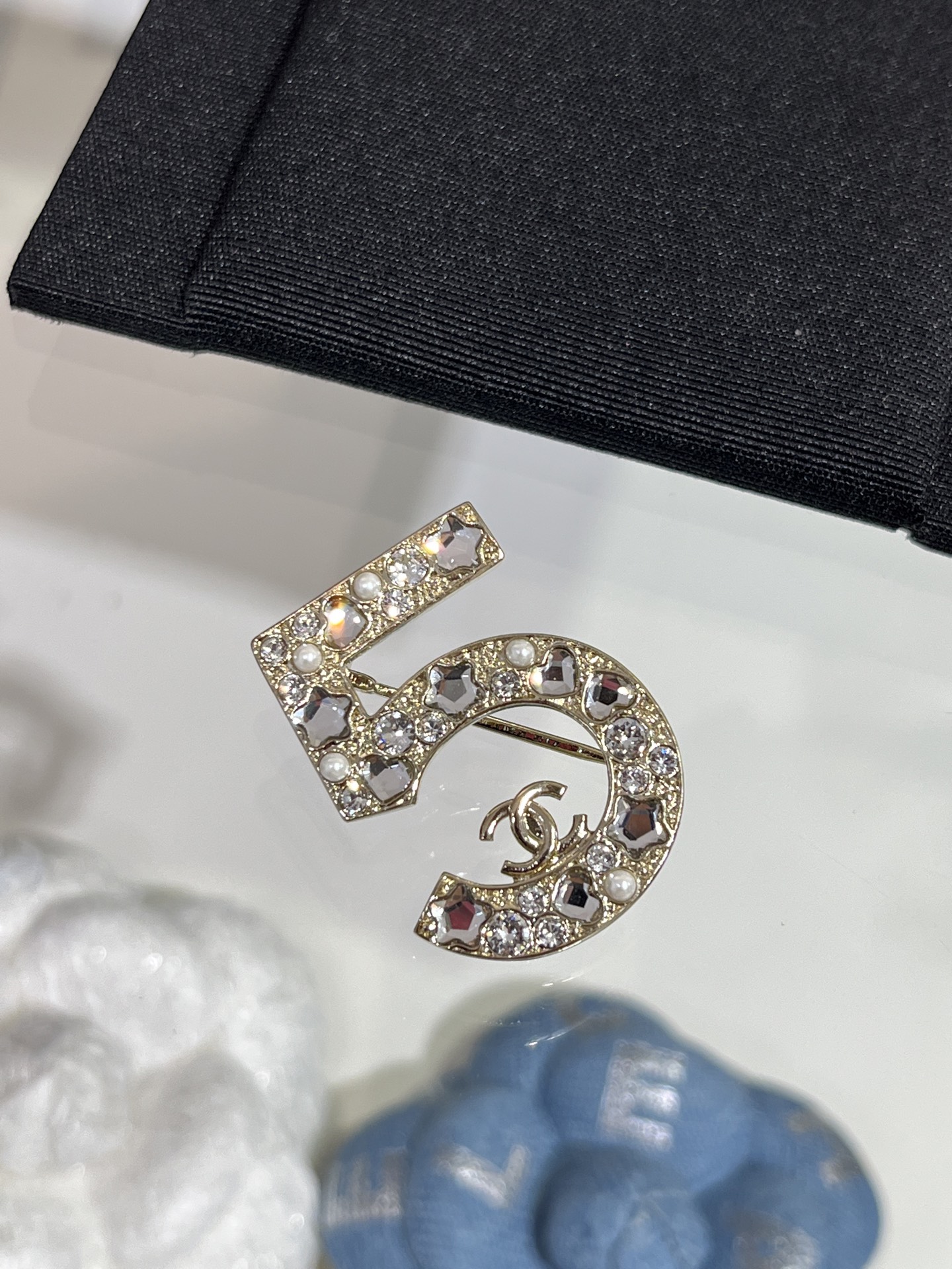 NO:632618,88200. Today's new gold brooch 25 new gold double C star rhinestone number 5 brooch. The classic number 5 has the temperament of high-end jewelry. Star love crystal and small pearls. Full of details. Suitable for various styles. High-end and versatile all year round. Brass material like yb. Swarovski diamonds. Customized stones, brooch, breastpin, Cartier high-end jewelry.1986090988200.今日新品金色胸针 25新款金色双C星星水钻数字5号胸针 经典数字五号很有高级珠宝的气质 星星爱心水晶和小珍珠 细节满满 适合各种风格 一年四季高级百搭 yb一样黄铜材质 施华洛钻 定制石头,,brooch，breastpin,卡迪亚高端饰品,Jewelry