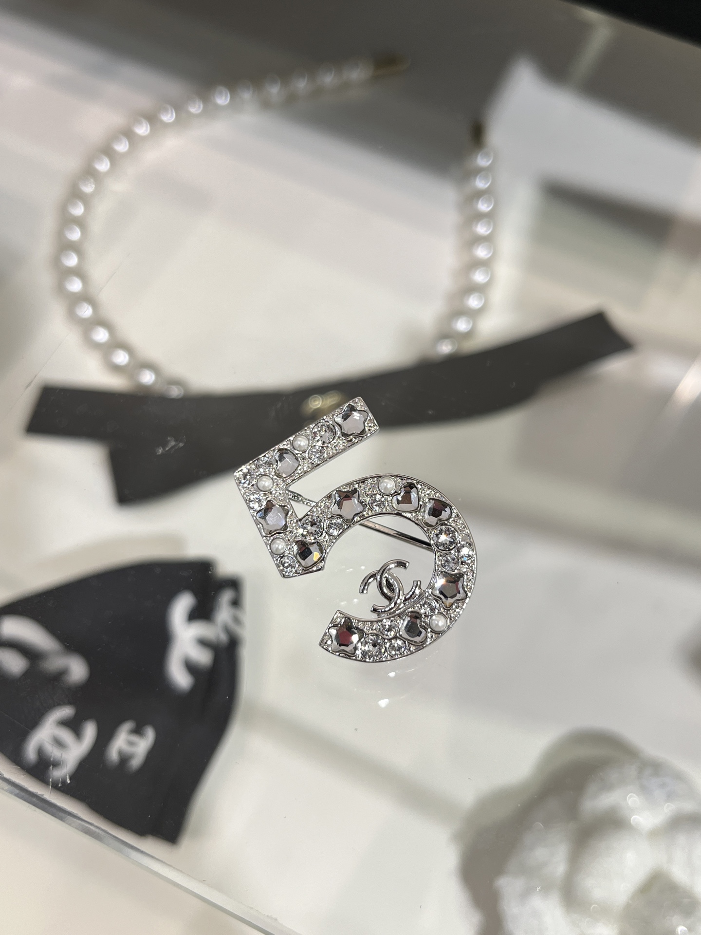 NO:632947,88200 Today's new silver brooch 25 new silver double C star rhinestone number 5 brooch The classic number five has the temperament of high-end jewelry Star love crystal and small pearls Full of details Suitable for various styles High-end and versatile all year round Brass material like yb Swarovski diamond Customized stone, brooch, breastpin, Cartier high-end jewelry1986090988200今日新品银色胸针 25新款银色双C星星水钻数字5号胸针 经典数字五号很有高级珠宝的气质 星星爱心水晶和小珍珠 细节满满 适合各种风格 一年四季高级百搭 yb一样黄铜材质 施华洛钻 定制石头,,brooch，breastpin,卡迪亚高端饰品,Jewelry