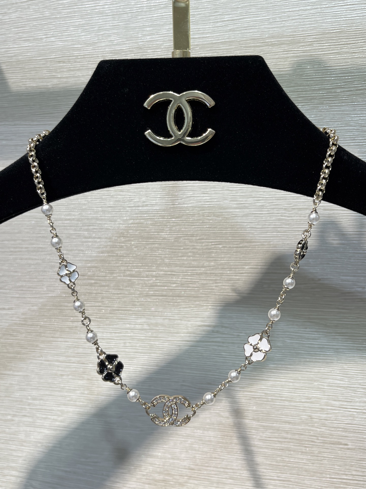 NO:635330,88230 Today’s new necklace 25 new enamel four-leaf clover camellia full of diamonds and double C necklace choker Black and white color combination of camellia and full of diamonds double C The rich daughter’s atmosphere is perfect for daily wear Extra points for yb same brass material Swarovski diamonds Enamel craftsmanship, necklace, Cartier high-end jewelry1986090988230 今日新品项链 25新款珐琅四叶草山茶花满钻双C项链choker 黑白配色山茶花满钻双C的搭配 富家千金氛围感拿捏 日常穿搭加分项 yb一样黄铜材质 施华洛钻 珐琅工艺,,necklace,卡迪亚高端饰品,Jewelry