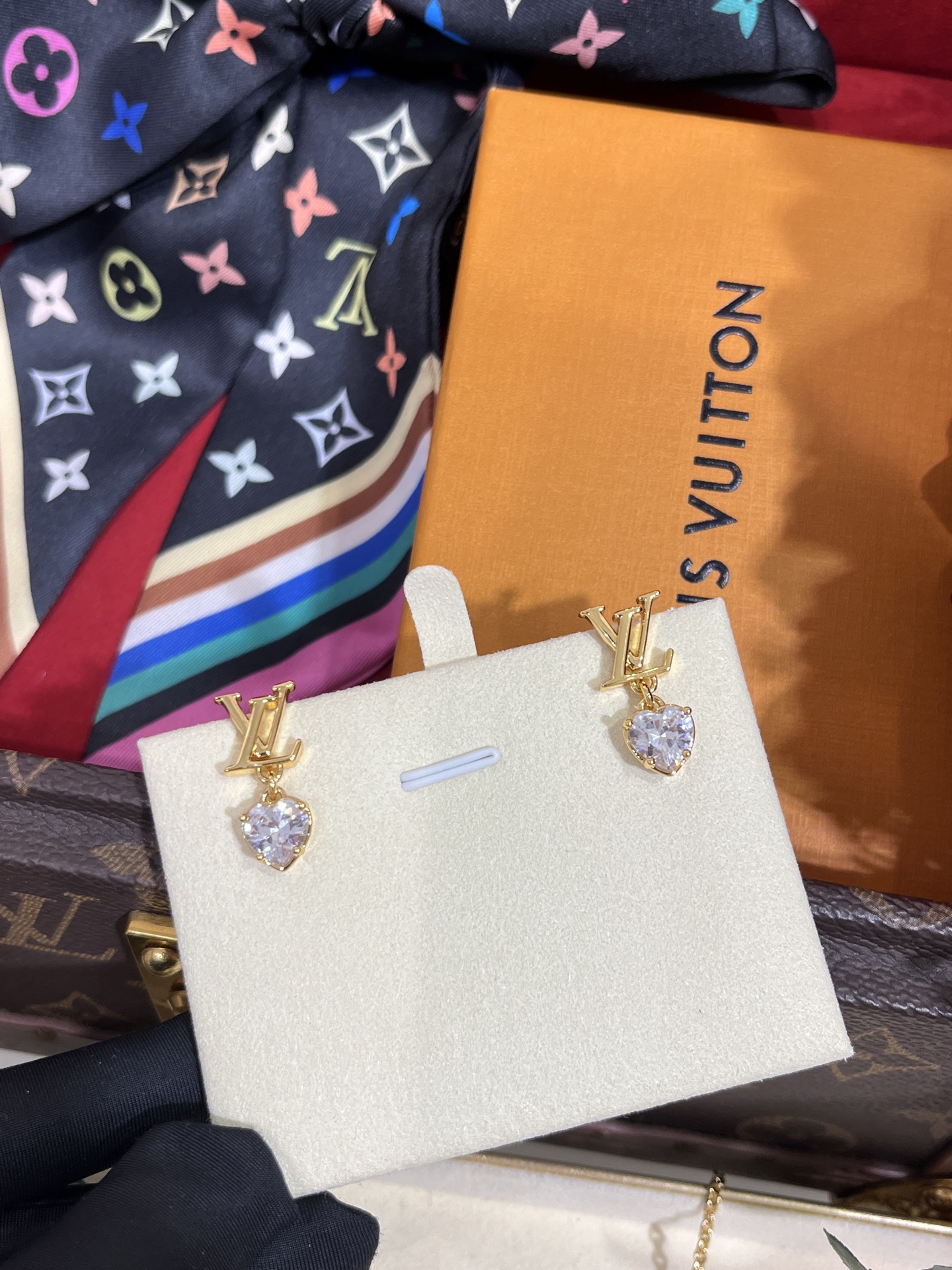 NO:633957,88180, Today's new earrings 25 years new love diamond pendant gold letter earrings. The love diamond has a huge sparkle and is super eye-catching. Effortlessly fashionable, elegant and noble, and age-reducing. The size is very good. It looks good with any daily match. The same brass material as yb, hand-inlaid zircon, earrings, Cartier high-end jewelry1986090988180,今日新品耳环  25年新款爱心钻吊坠金色字母耳环 爱心钻巨闪一颗超级吸睛 毫不费力的时髦优雅贵气又减龄 尺寸很乖 日常百搭怎么搭配都好看 yb一样黄铜材质,手工镶嵌锆石,,earrings,卡迪亚高端饰品,Jewelry