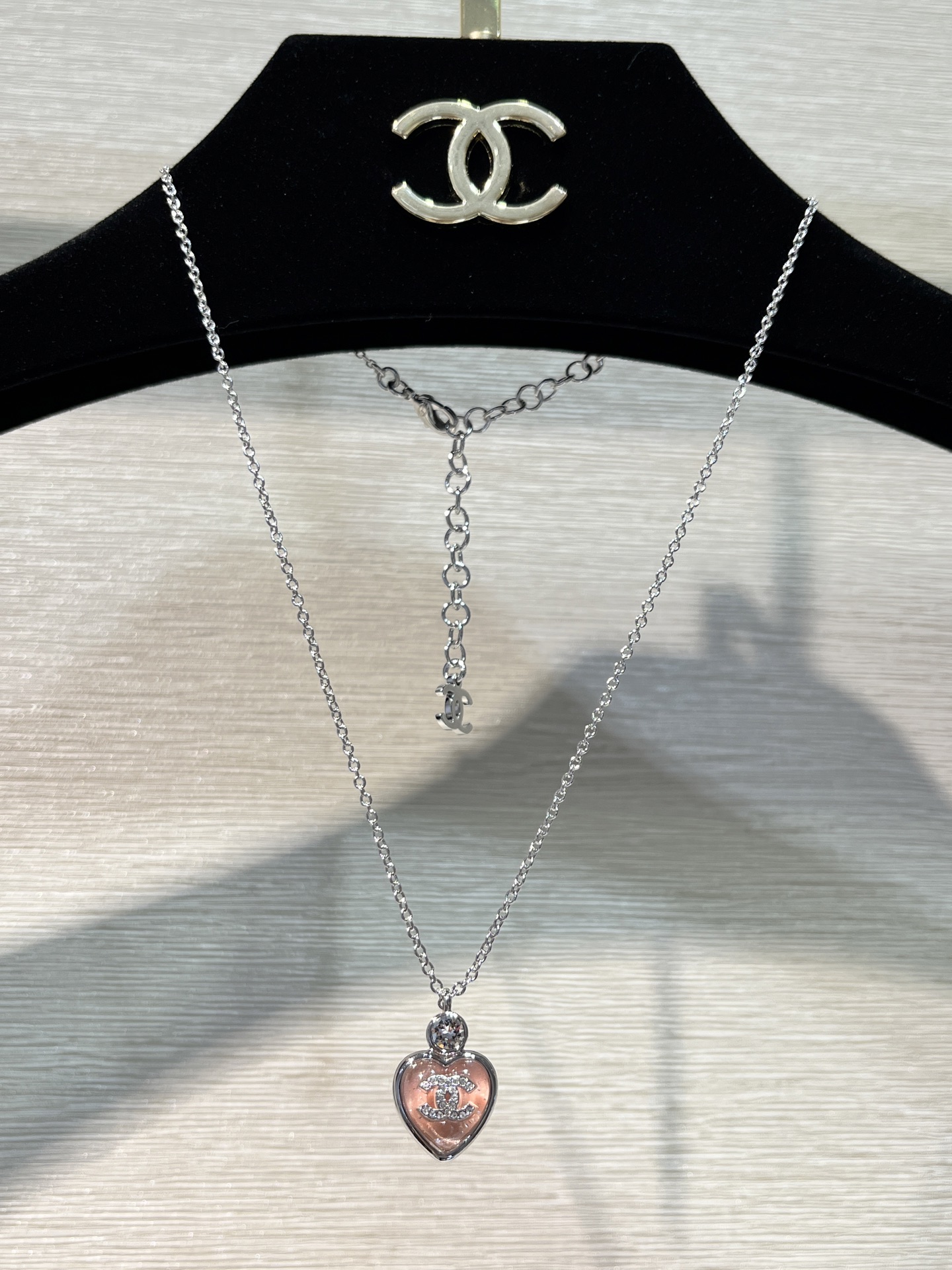 NO:632722,88180, Necklace arrived today. Purchased yb 25 new pink love silver full diamond double C necklace. There are sequins in the resin. It looks sparkling and watery. It is sweet and elegant. It directly touches the beauty of a girl's heart. The length of the necklace is adjustable. It is versatile for daily commuting. It is made of the same brass as yb. Swarovski diamonds. Customized high-grade resin. Necklace with packaging box. Top version, necklace, Cardia high-end jewelry.1986090988180, 今日到货项链 购入yb 25新款粉色爱心银色满钻双C项链 树脂里面有亮片 显得波光粼粼很水灵 又甜又气质 直戳少女心的美貌 项链长度可调节 日常通勤百搭不挑人 yb一样黄铜材质施华洛钻 定制高级树脂 项链带包装盒 顶级版本,,necklace,卡迪亚高端饰品,Jewelry