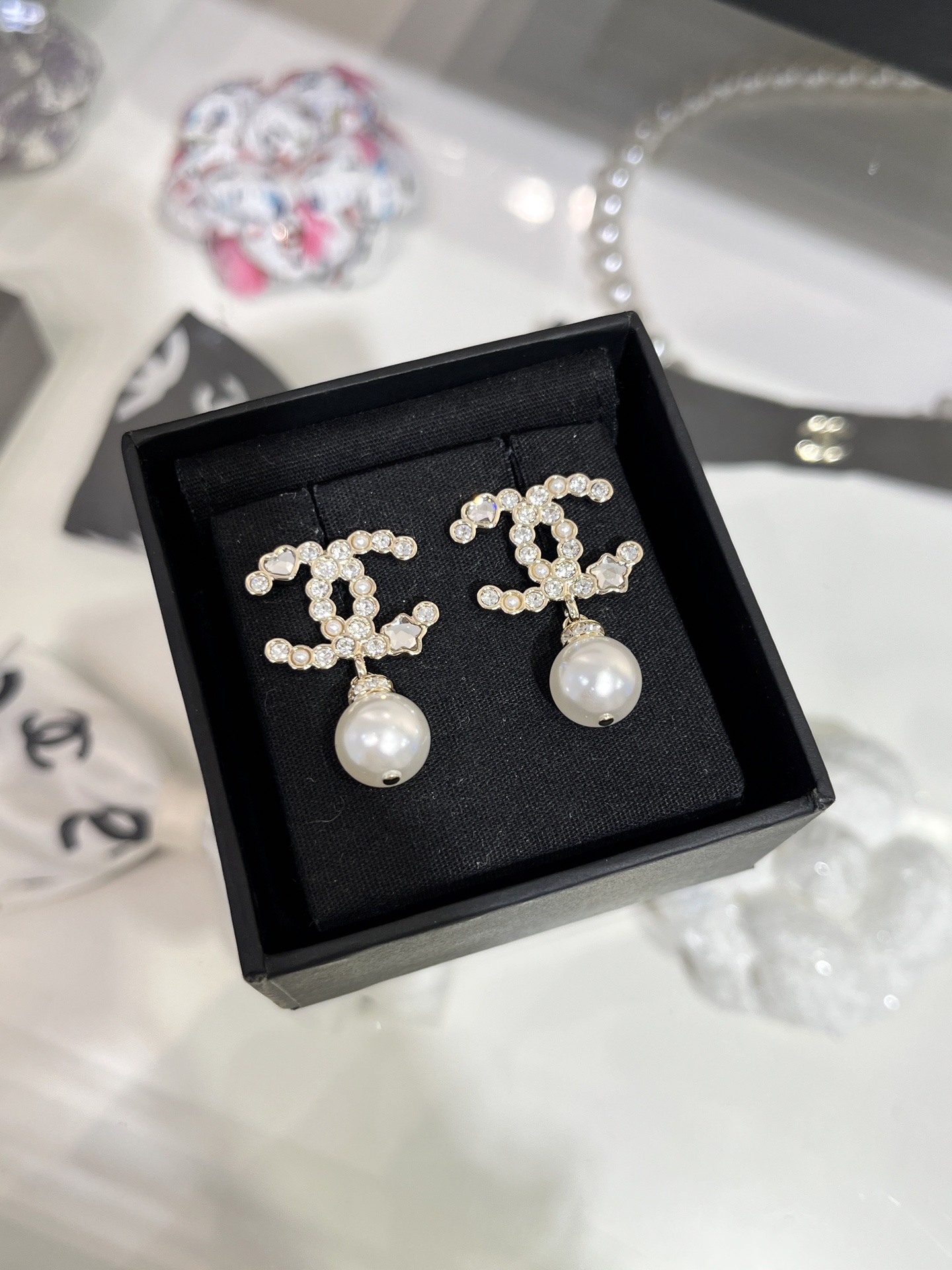 NO:104502,25P new Star Crystal Pearl Double C Light Gold Earrings, Chanel Earrings, Chanel1986090925P新款星星水晶拼珍珠双C浅金色耳钉,香奈儿耳钉,chanel,Jewelry