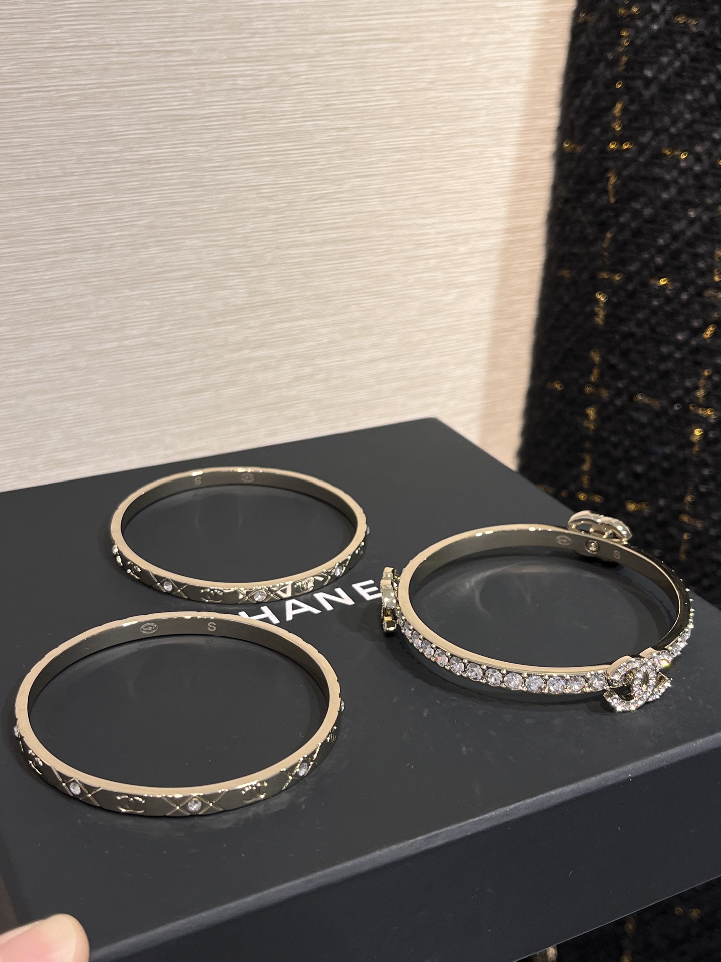 NO:635452,88290, arrived today to buy yb 25 new gold double C diamond pattern narrow version bracelet three-piece set. Xiaoxiangjia's iconic diamond pattern is simple and very textured. It has the temperament of the Coco Crush jewelry series. The bracelet set contains three pieces that look good when worn alone or stacked. There are two sizes, S-M. The same brass material as yb. Swarovski diamonds. Top version. Bracelet bracelet set with packaging box, Chanel, Bracelet, Cardia high-end jewelry.1986090988290, 今日到货购入yb 25新款金色双C菱格纹窄版手环手镯三件套 小香家标志性的菱格纹 简洁又很有质感 很有coco crush珠宝系列的气质 手镯一套包含三个单戴叠戴都好看 size码数S-M两个尺寸 yb一样黄铜材质 施华洛钻 顶级版本 手镯手环套装带包装盒,,chanel,bracelet,卡迪亚高端饰品,Jewelry