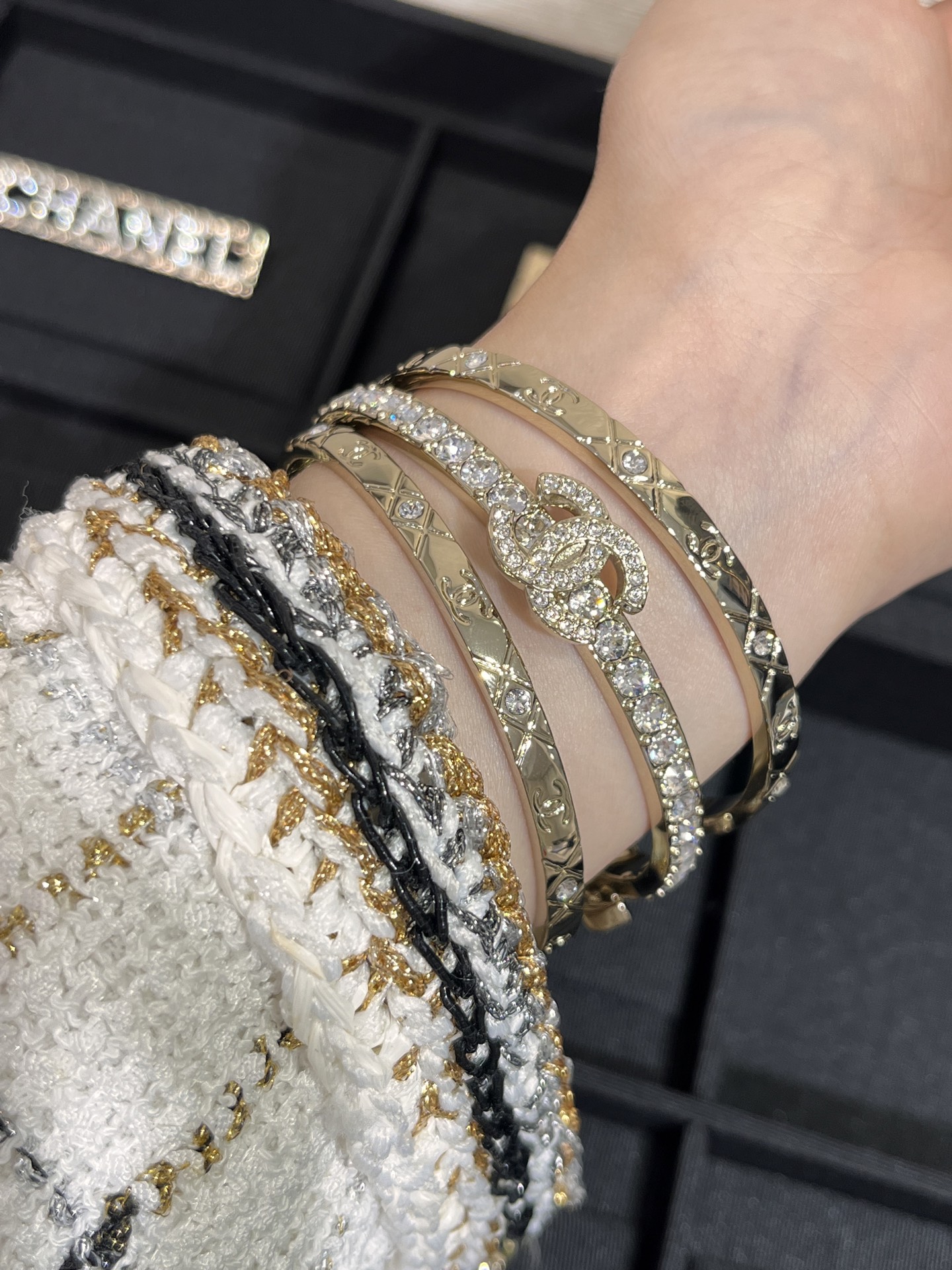 NO:635455,It looks so pretty, I couldn’t help but take a few more photos when I put it on. This three-piece set of bracelets is a popular item this season and is very hard to buy. Bracelet, Cartier high-end jewelry19860909好显手白,戴上忍不住多拍几张 自留款手镯三件套 本季爆款超难买,,bracelet,卡迪亚高端饰品,Jewelry