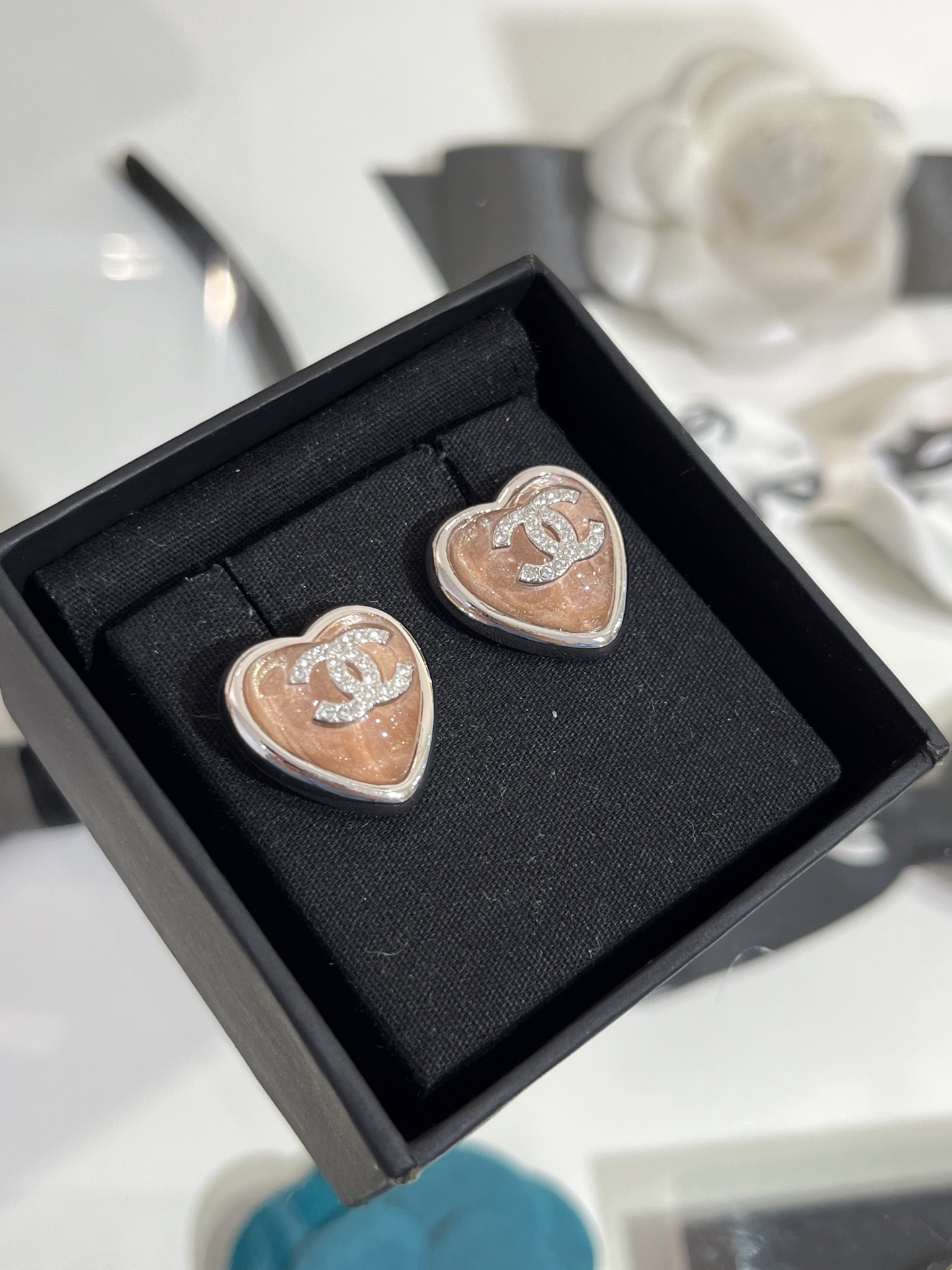 NO:634272,88180 The top version arrived today. 25 new pink love silver full diamond double C earrings. There are sequins in the resin. They look sparkling and watery. The flesh pink is particularly tender and not sweet. It is full of girly feeling. The same brass material as yb. Swarovski diamonds. Customized high-end resin, Cardia high-end jewelry.1986090988180今日到货顶级版本 25新款粉色爱心银色满钻双C耳钉 树脂里面有亮片 显得波光粼粼很水灵 肉粉色特别嫩又不会甜腻 少女感满满 yb一样黄铜材质施华洛钻 定制高级树脂,,卡迪亚高端饰品,Jewelry