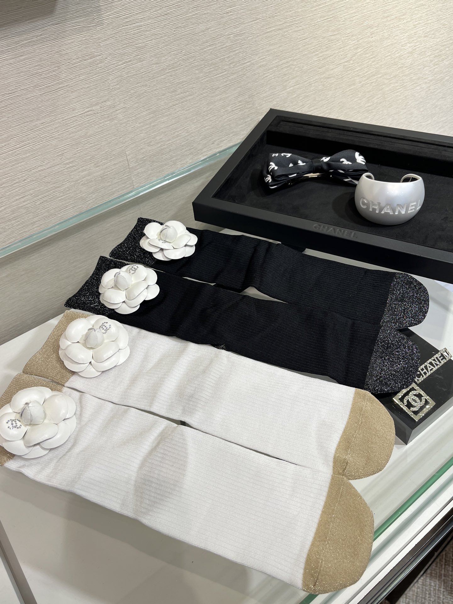 NO:632734,88180, available today in black & white. 25 new models of double C camellia socks with diamonds. We made a small pin design for leather camellia. It is easy to clean and can be taken off and used as a brooch. Popular style. It is recommended to buy both black and white. Socks come with picture packaging, brooch, breastpin, socks, Cardia high-end jewelry1986090988180,今日到货黑色&白色可选 25新款满钻双C山茶花小短袜 皮质山茶花我们做了小别针设计 方便清洗还可以取下来当胸针使用 爆款,黑白两个色都推荐入手 袜子带图片包装,,brooch，breastpin,socks,卡迪亚高端饰品,Jewelry