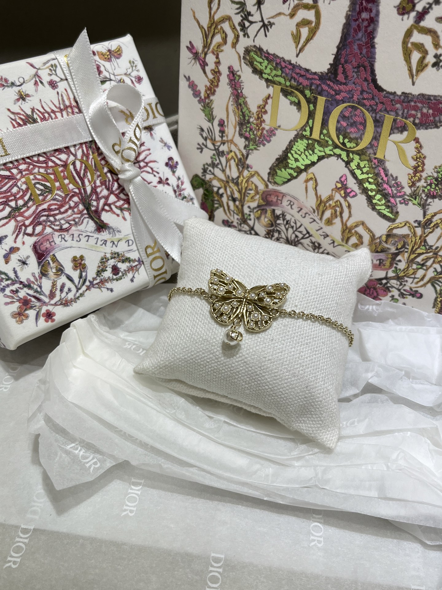 NO:632331,88190 Today’s new bracelet 25 years new hollow millet beads butterfly pearl pendant gold bracelet Small pearls embellished with hollow metal butterfly vein bones It’s so magical to use ~ the summer fairy atmosphere injects the soul yb consistent brass material customized pearls matching light gold, bracelet, Cartier high-end jewelry1986090988190 今日新品手链 25年新款镂空小米珠蝴蝶珍珠吊坠金色手链 小珍珠点缀镂空金属蝴蝶脉络骨骼 上手太仙了～夏日仙女氛围感注入灵魂 yb一致黄铜材质 定制珍珠 对版浅金色,,bracelet,卡迪亚高端饰品,Jewelry