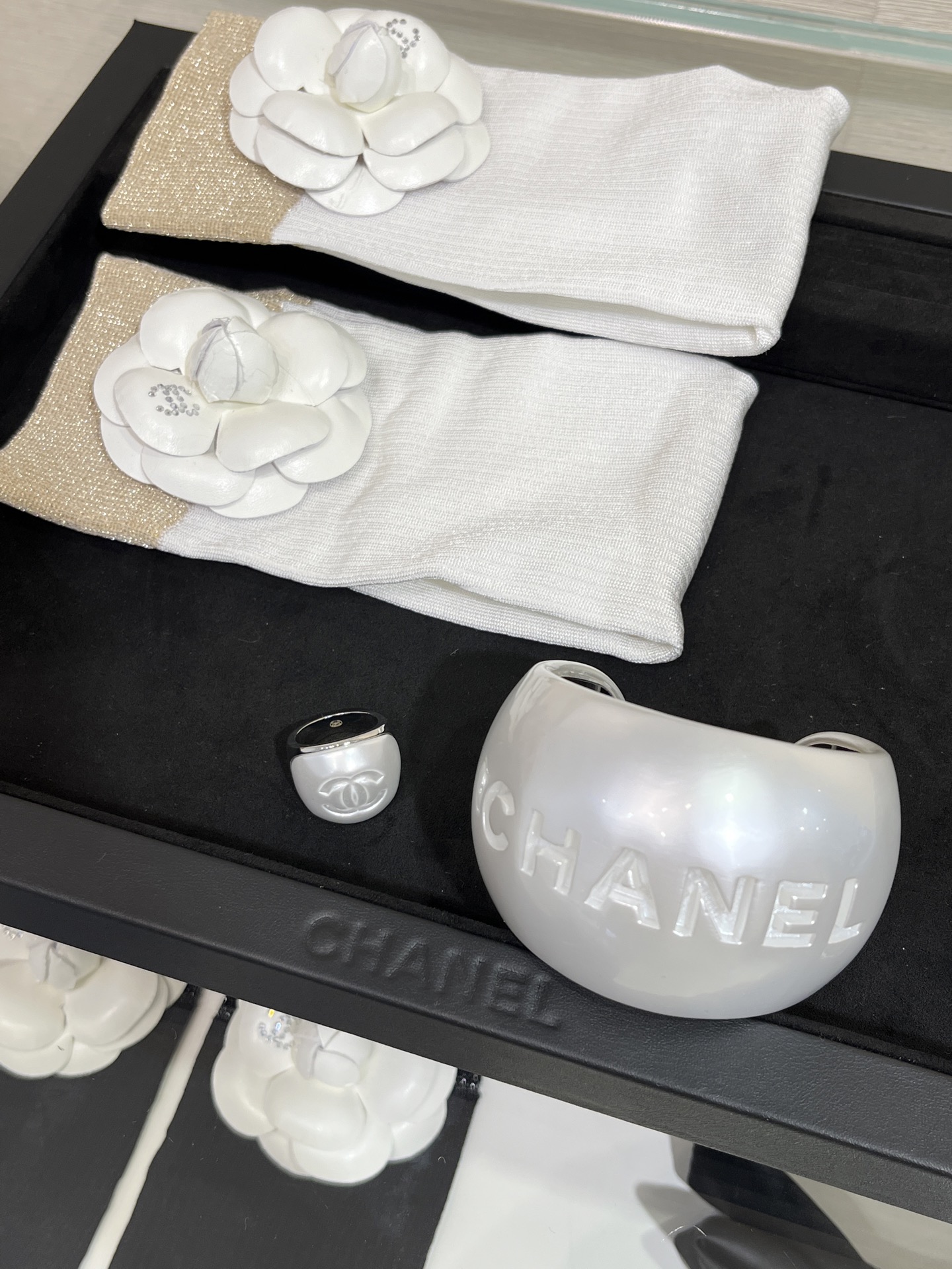 NO:635693,88300 arrived today. New model for early spring vacation. 25C new pearl white acrylic wide open bracelet. Inspired by round and plump big pearls. Very atmospheric. Very fashionable and personalized. Very suitable for photo shoots. Acrylic is difficult to make. Slow in stock. I like quick hands. Same as yb, brass resin, bracelet, Cartier high-end jewelry.1986090988300今日到货早春度假新款 25C新款珍珠白亚克力宽版开口手镯 灵感来源于圆润饱满大珍珠 超有氛围感 非常时髦个性很适合拍照look出片 亚克力做货难 现货慢 喜欢的手快 yb一样黄铜树脂,,bracelet,卡迪亚高端饰品,Jewelry