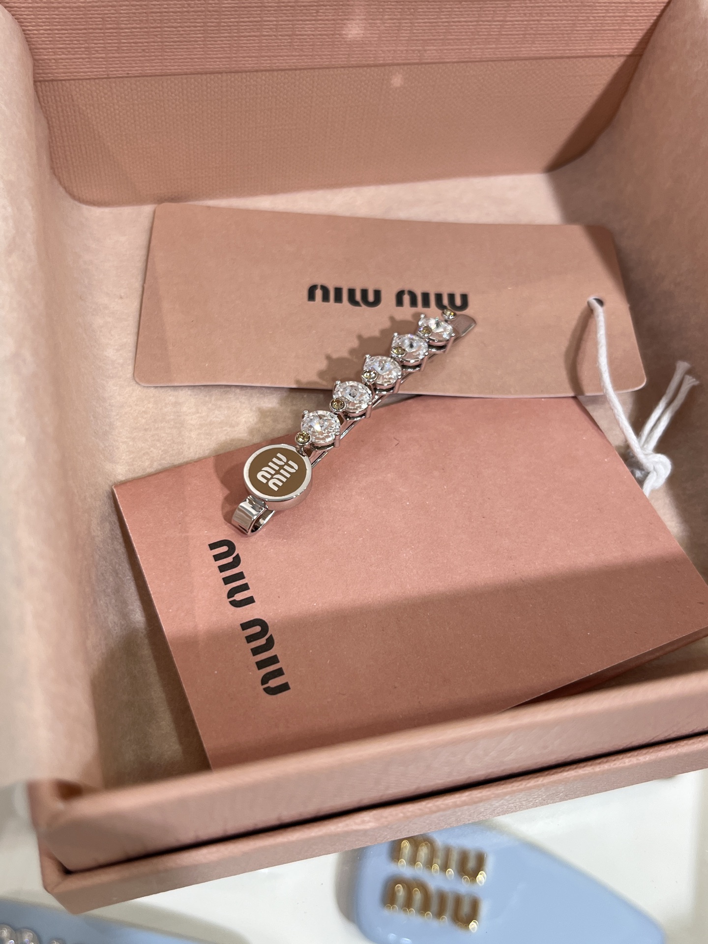 NO:632769,Single piece 88180, today’s new product purchase yb 25 spring and summer new brown enamel letter crystal clip (caramel color) Swarovski crystal flashes, it is recommended to buy it. You really get what you pay for. You will be amazed when you get the real thing. It can be used to clip bangs and broken hair, super practical. Swarovski diamonds are made of the same brass as yb. Enamel craftsmanship, Cartier high-end jewelry19860909单只88180,今日新品购入yb 25年春夏新款棕色珐琅字母水晶一字夹（焦糖色） 施华洛水晶闪爆了,推荐入手 真的一分钱一分货 拿到实物会被惊艳到 可以用来夹刘海、夹碎发,超级实用 yb一样黄铜材质施华洛钻 珐琅工艺,,卡迪亚高端饰品,Jewelry