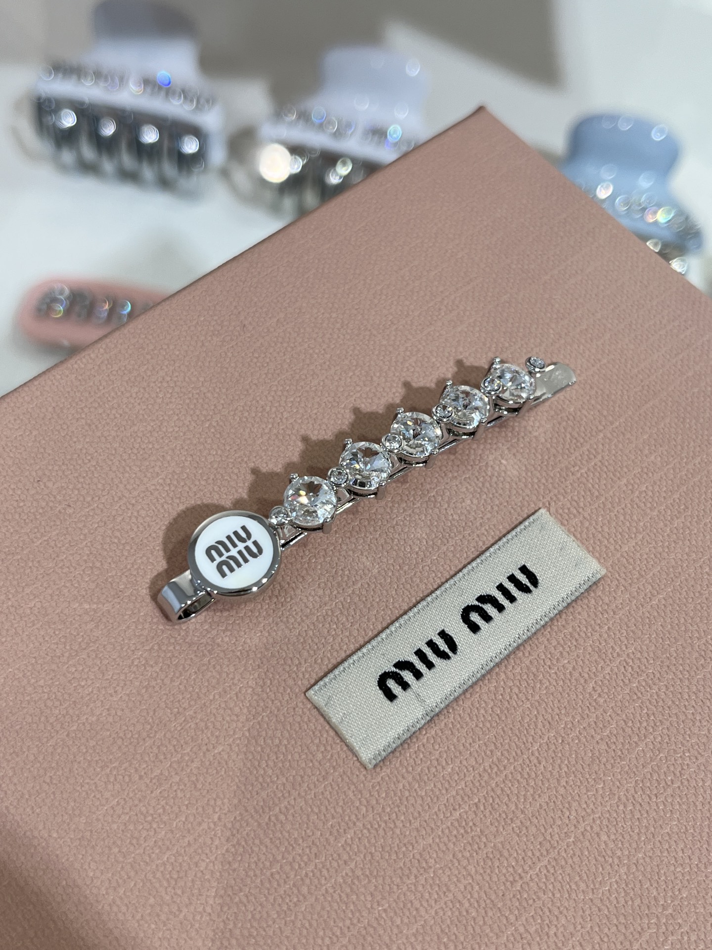 NO:632772,Single piece 88180, today's new product purchase yb 25 spring and summer new white enamel letter crystal one-piece clip. Swarovski crystals are so popular. It is recommended to buy it. You get what you pay for. You will be amazed when you get the real thing. It can be used to clip bangs and broken hair. It is super practical. It is made of the same brass material as yb. Swarovski diamonds. Enamel craftsmanship, Cartier high-end jewelry.19860909单只88180, 今日新品购入yb 25年春夏新款白色珐琅字母水晶一字夹 施华洛水晶闪爆了,推荐入手 真的一分钱一分货 拿到实物会被惊艳到 可以用来夹刘海、夹碎发,超级实用 yb一样黄铜材质施华洛钻 珐琅工艺,,卡迪亚高端饰品,Jewelry