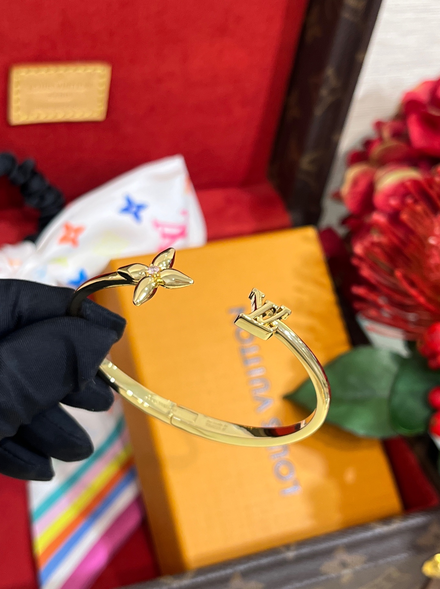 NO:633338,88220, arrived today to buy yb 25ss new pink crystal flower letter gold open bracelet. The diamond presbyopia pattern echoes the classic LV logo. It brings out the jewelry vision. The open design is easy to wear. The same brass material crystal as yb. Top version. Pink diamond bracelet bracelet, Louis Vuitton, Bracelet, Cartier high-end jewelry1986090988220,今日到货购入yb  25ss新款粉色水晶花卉字母金色开口手镯 镶钻老花图案LV经典logo相互呼应 戴出珠宝视觉 开口设计很好佩戴 yb一样黄铜材质水晶 顶级版本 粉钻手镯手环,,louis vuitton,bracelet,卡迪亚高端饰品,Jewelry