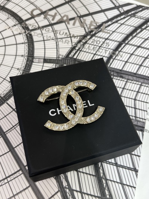 Chanel 25P Gold Brooch with Crystal CC Logo - Elegant and Luxurious 1 Chanel 25P Gold Brooch with Crystal CC Logo - Elegant and Luxurious