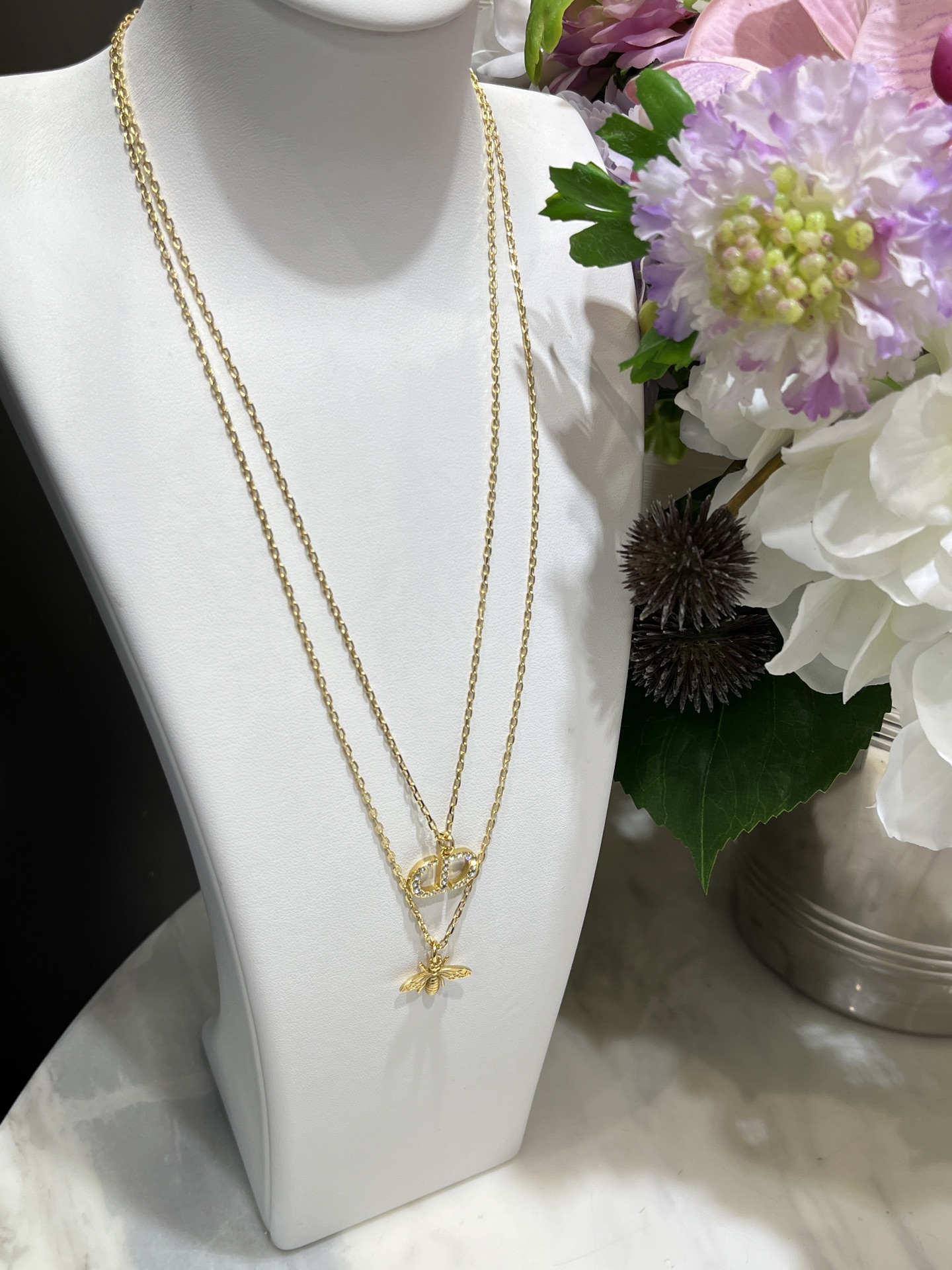 NO:632566,88200, Double layer necklace arrived today. 25 years new gold full diamond CD bee pendant double layer necklace. CD crystal superimposed bee pendant. Cute and noble. Looks like a young lady. The double layer chain is very layered. YB same brass material Swarovski diamond. Top version, necklace, Cartier high-end jewelry.1986090988200,今日到货双层项链 25年新款金色满钻CD蜜蜂吊坠双层项链 CD水晶叠加蜜蜂吊坠 可爱又贵气 一眼大小姐气质 双层链条很有层次感 yb一样黄铜材质施华洛钻 顶级版本,,necklace,卡迪亚高端饰品,Jewelry