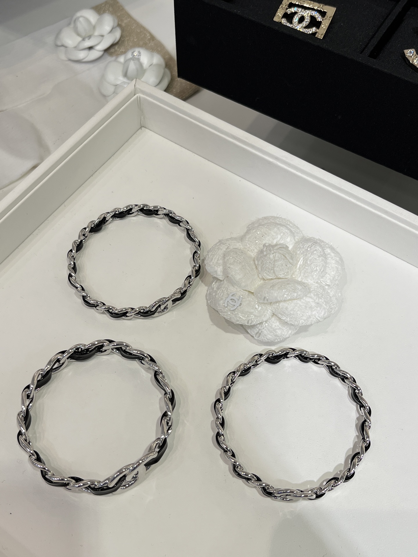 NO:632830,88300, three-piece set of bracelets arrived today. 25 new silver double C leather bracelets with chain and black patent leather bracelets. The black patent leather chain is so cool. Dark punk and high-end. A set contains three bracelets, one wide and two narrow. Very cost-effective. It is so handsome when stacked and photographed. It is super photogenic. It is made of the same brass material as black patent leather. It is in stock quickly. Popular style, bracelet, Cardia high-end jewelry1986090988300,今日到货手镯三件套 25新款银色双C皮穿链黑色漆皮手镯 黑色漆皮链条太酷了 暗黑朋克高级感 一套包含三个手环一个宽两个窄 性价比超高 叠戴太帅了拍照超级出片 yb一样黄铜材质黑色漆皮 现货手快 爆款,,bracelet,卡迪亚高端饰品,Jewelry