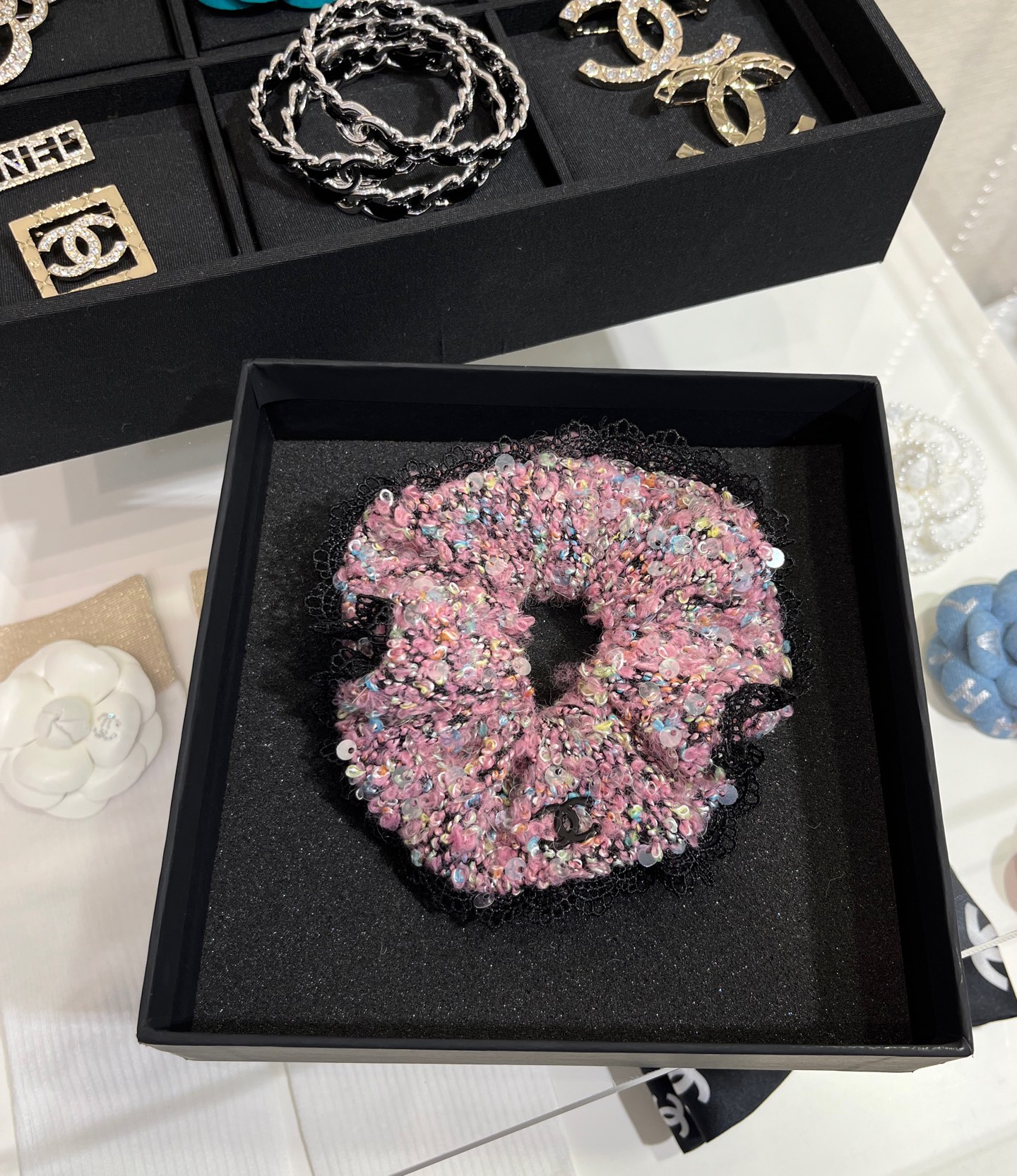 NO:632539,88160, arrived today in pink and purple fairy color, new woolen sequined lace large intestine hair tie, lazy and comfortable woolen fabric, color matching is so healing, very retro and rich style, large intestine hair ring is beautiful and practical, a small item that enhances your temperament, looks great on the hand, Cardia high-end jewelry1986090988160,今日到货粉紫仙女色系 新款毛线亮片蕾丝花边大肠发圈 慵懒且惬意的毛线面料 配色太治愈了 很复古千金风 大肠发圈好看又实用 提升气质小单品 戴手上都超美,,卡迪亚高端饰品,Jewelry